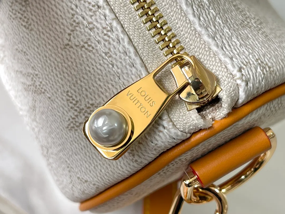 💰960 Top original model M15076 white [163c01 transcoding chip] M14837 blue Top original model Dynamic transcoding Keepall Bandoulière 25 handbag condenses the classic Keepall travel bag design, using Monogram Surfin’ canvas created by Pharrell Williams to interpret urban style. The complex pattern combines colorful summer elements with a tropical and retro feel. The detachable shoulder strap and rolled leather handle allow for multiple carrying methods. 25,0