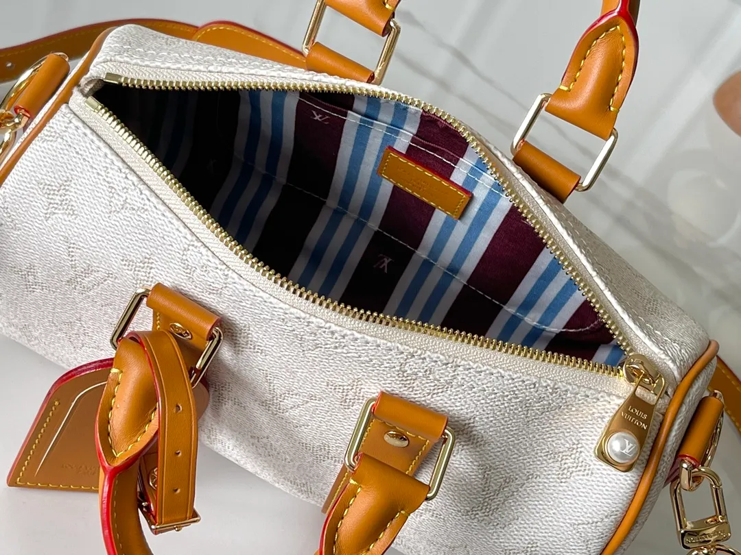 💰960 Top original model M15076 white [163c01 transcoding chip] M14837 blue Top original model Dynamic transcoding Keepall Bandoulière 25 handbag condenses the classic Keepall travel bag design, using Monogram Surfin’ canvas created by Pharrell Williams to interpret urban style. The complex pattern combines colorful summer elements with a tropical and retro feel. The detachable shoulder strap and rolled leather handle allow for multiple carrying methods. 25,0