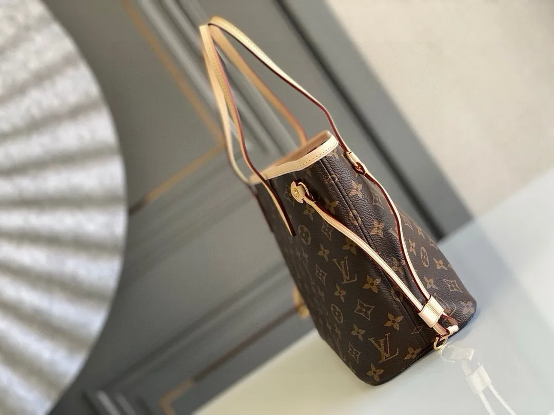 💰780 (Small steel nails) Top original order M41245 NEVERFULL PM This Neverfull MM handbag combines timeless classic design with traditional details. It is made of Monogram canvas and trimmed with natural cowhide. The interior is extra spacious but not heavy. Tighten the side straps to create a fashionable and charming shape, and loosen them to show a more casual atmosphere. The slim and comfortable handle can be easily slung over the shoulder or carried by arm. Lined in a vibrant color, the bag has a detachable organizer that can be used independently as a clutch or as an extra pocket. 29 cm