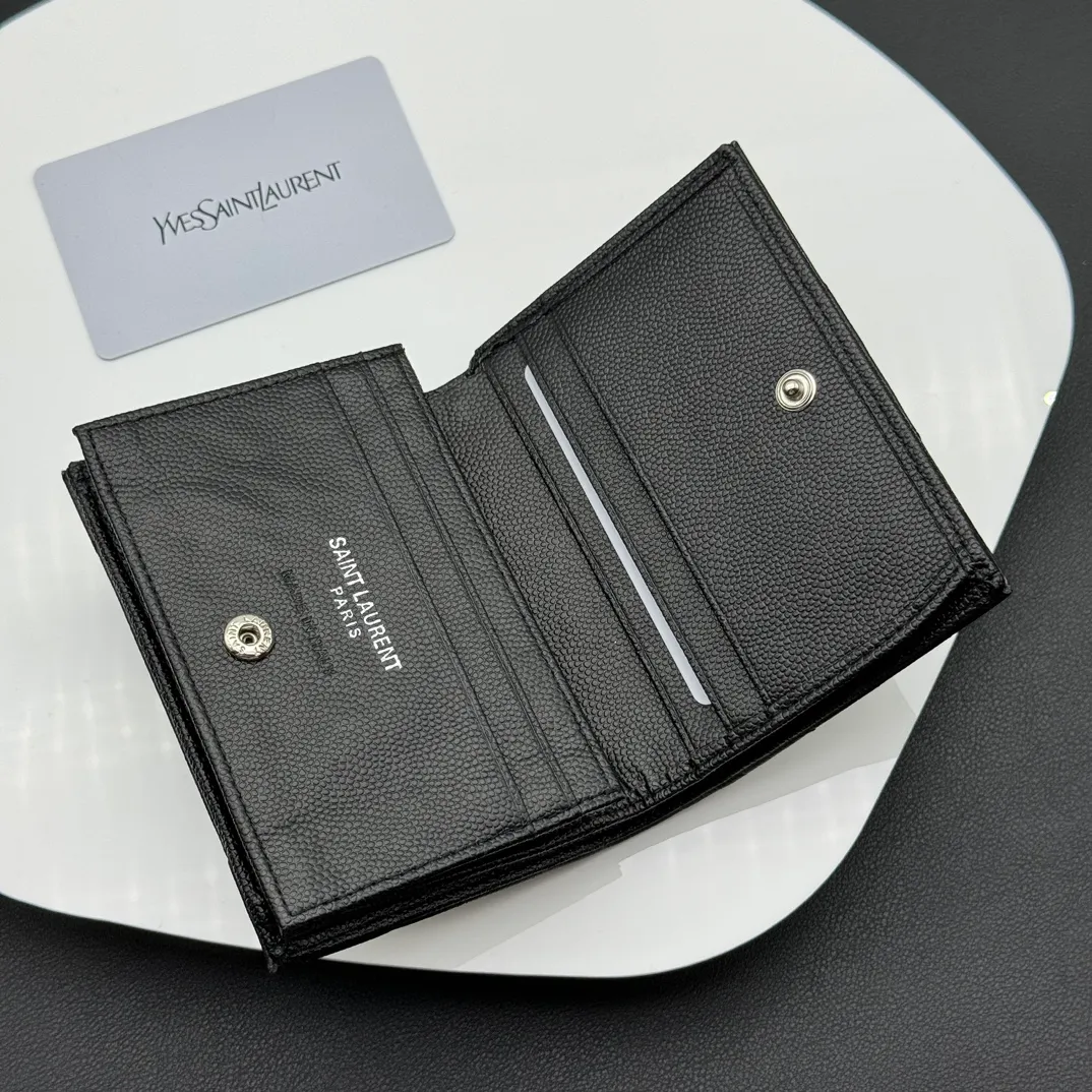 💰150 💎Upgraded original💖 Imported calfskin Caviar silver gold# Matras short grain embossed leather card holder Quilted card holder with iconic metal logo Silver tone metal hardware One central compartment, one banknote compartment, six card slots, one zippered coin pocket, small size, many uses Small and exquisite, super practical🙉🙉 Model: 530841 Size 11*8.5*3cm
