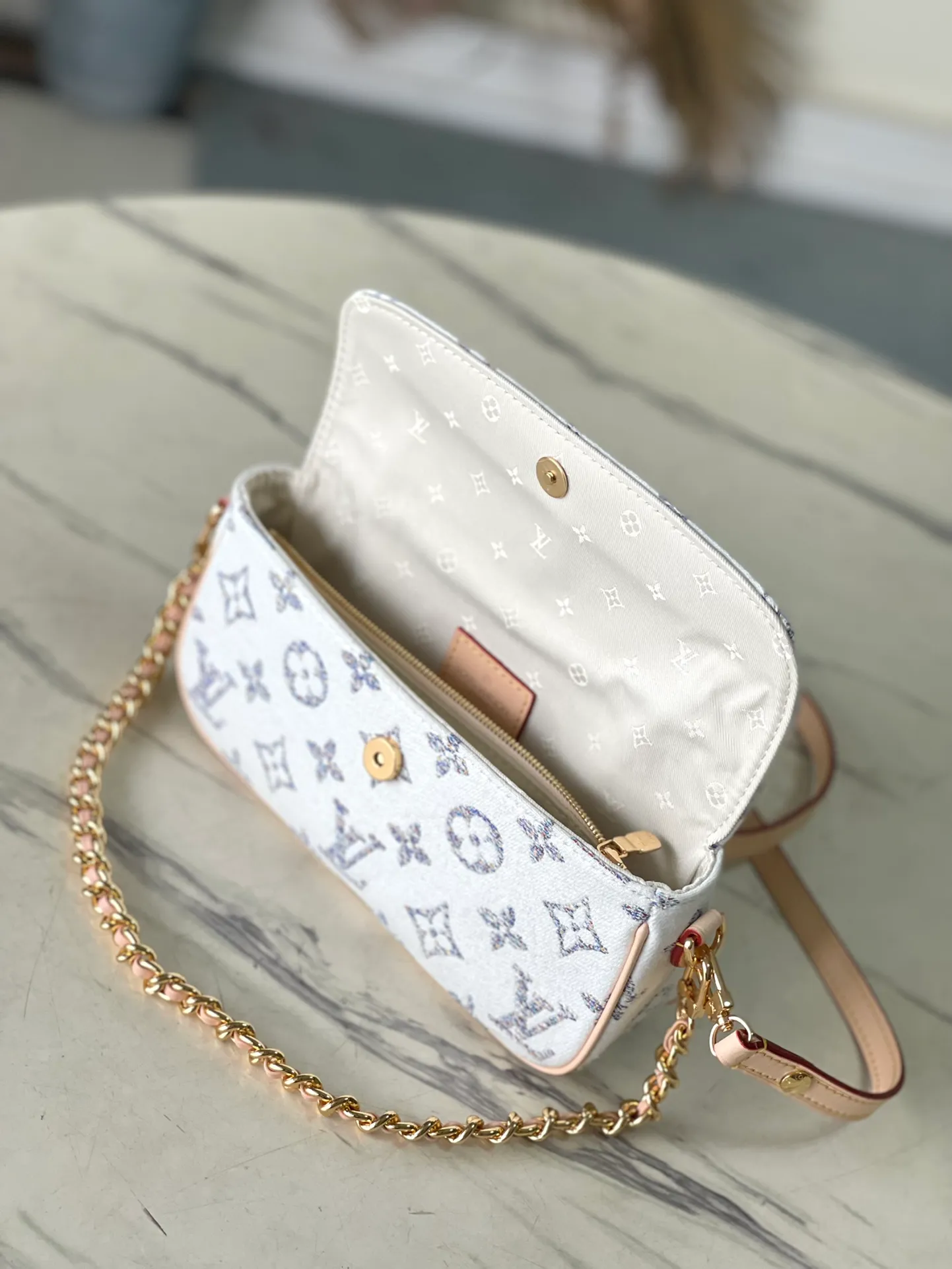 💰900 Top Original Order M83499 This Wallet on Chain Ivy handbag opens with a magnetic flap and has a rounded rectangular body, presenting a modern interpretation of a mini handbag. Monogram jacquard fabric traces the texture of tweed and is offset by leather trim. The adjustable leather shoulder strap and lace-up chain are both removable, allowing for a variety of styling possibilities. Dimensions: 23.5 x 12 x 4.3 cm (length x height x width)