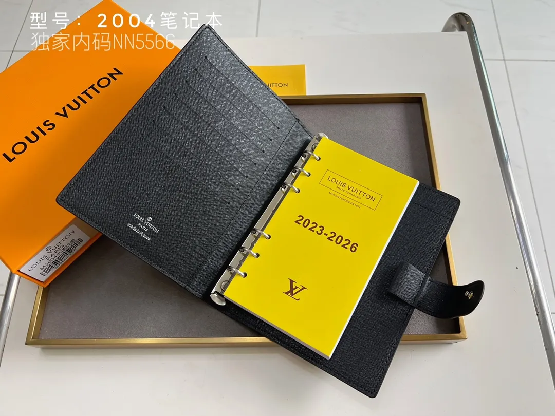 💰140 Top Original 💎 Latest Date 📅 Notepad This small notepad cover is made of Monogram canvas and can hold three credit cards. It can also be used as an address book, notebook or calendar. Epi leather is delicately embossed with LV initials and is lined with intertwined textured leather - Push-button closure - Six-ring binder with three rings in a set, six credit card slots and two internal compartments - Notepad insert available separately. Model: 2004 Size: 14x8cm