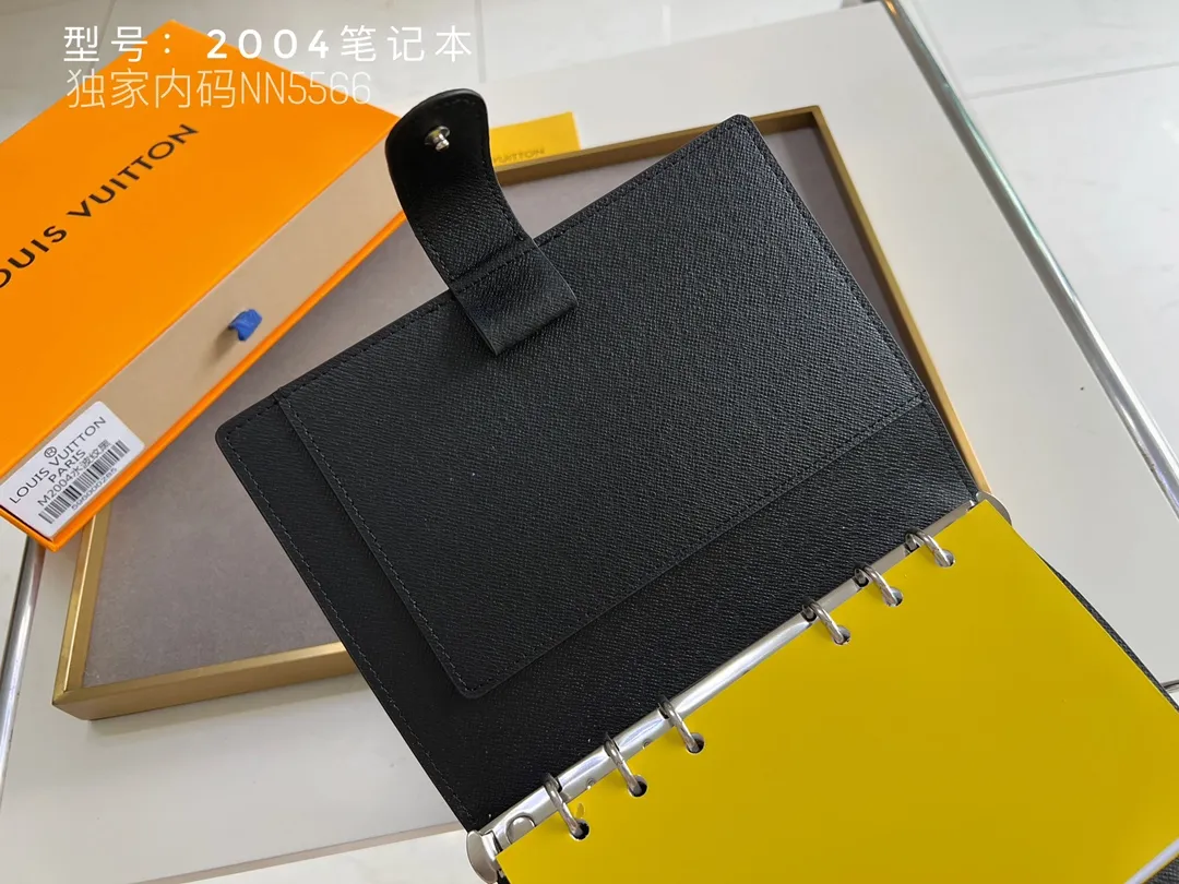 💰140 Top Original 💎 Latest Date 📅 Notepad This small notepad cover is made of Monogram canvas and can hold three credit cards. It can also be used as an address book, notebook or calendar. Epi leather is delicately embossed with LV initials and is lined with intertwined textured leather - Push-button closure - Six-ring binder with three rings in a set, six credit card slots and two internal compartments - Notepad insert available separately. Model: 2004 Size: 14x8cm