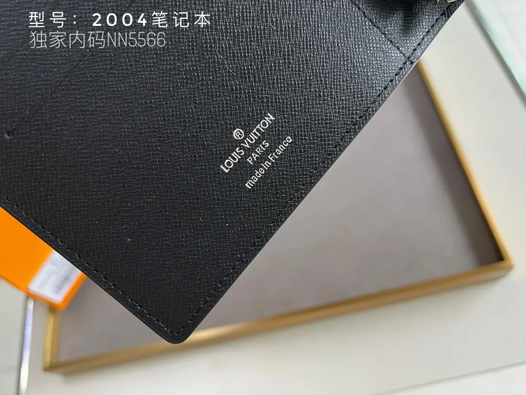 💰140 Top Original 💎 Latest Date 📅 Notepad This small notepad cover is made of Monogram canvas and can hold three credit cards. It can also be used as an address book, notebook or calendar. Epi leather is delicately embossed with LV initials and is lined with intertwined textured leather - Push-button closure - Six-ring binder with three rings in a set, six credit card slots and two internal compartments - Notepad insert available separately. Model: 2004 Size: 14x8cm