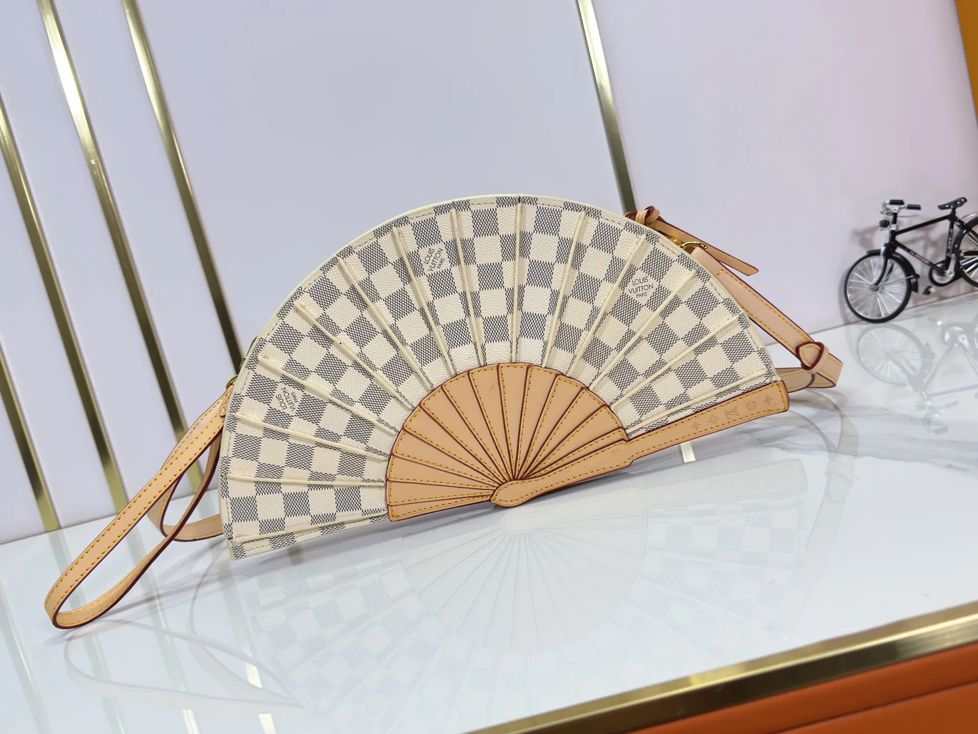 P400 upgrades the original M14804 LV Fan handbag, which is made of Monogram canvas. It debuts on the 2025 spring and summer show with a unique design, making it a collector's choice. The leather is embellished with Monogram floral details and can be carried by hand or on the shoulder.  Dimensions: 𝟑𝟕.𝟎 𝐱 𝟏𝟗.𝟎 𝐱 𝟔.𝟎 cm (Length 𝐱 Height 𝐱 Width)