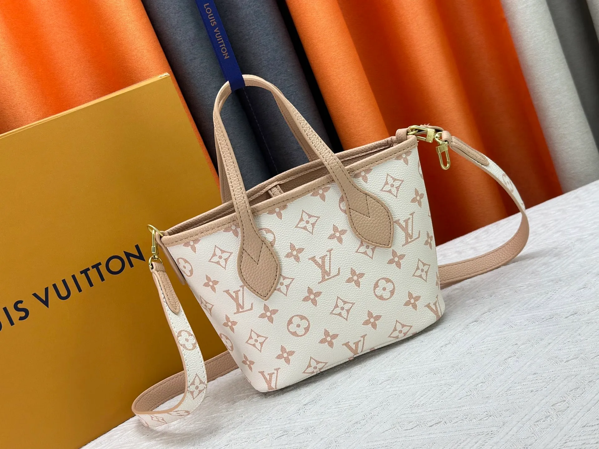 P240 M12099 Upgraded original Neverfull Bandouliere Inside Out BB handbag is a double-sided version of the classic design this season, with the front and back decorated with iconic Monogram canvas and grained leather. The removable zipper bag can be used alone or hung externally. The detachable shoulder strap makes it easy to wear cross-body, and the dazzling metal hardware adds a sophisticated detail. Dimensions: 24 × 14 × 9 cm