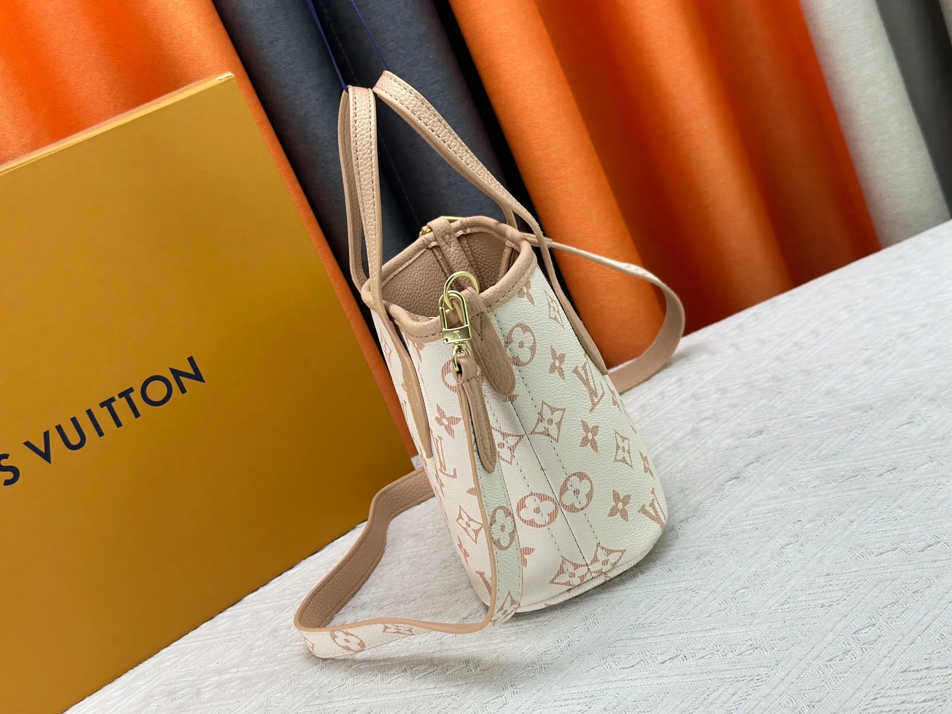 P240 M12099 Upgraded original Neverfull Bandouliere Inside Out BB handbag is a double-sided version of the classic design this season, with the front and back decorated with iconic Monogram canvas and grained leather. The removable zipper bag can be used alone or hung externally. The detachable shoulder strap makes it easy to wear cross-body, and the dazzling metal hardware adds a sophisticated detail. Dimensions: 24 × 14 × 9 cm