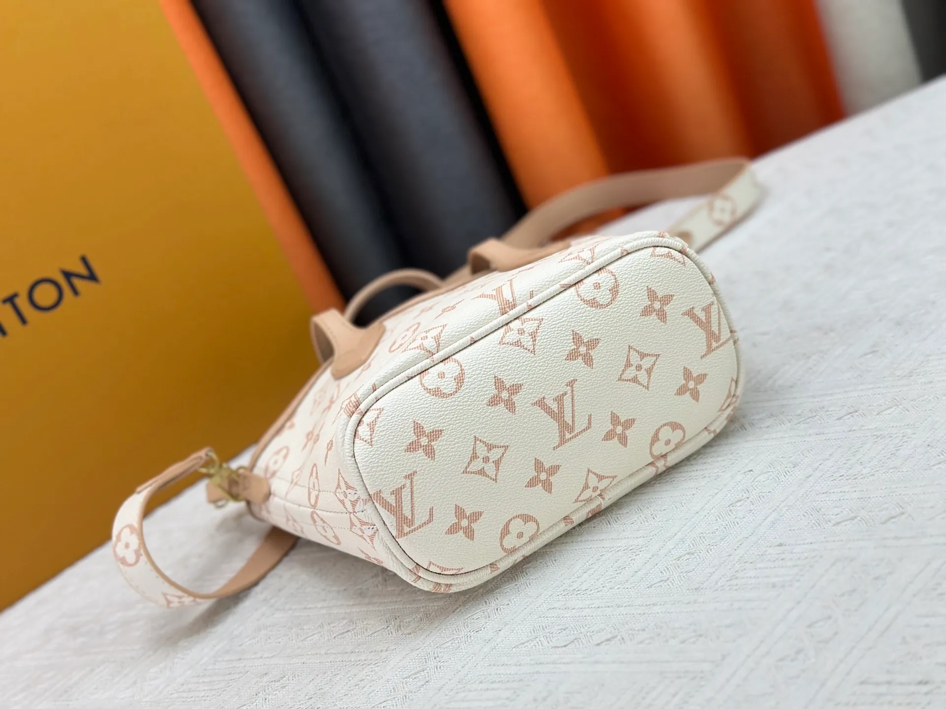 P240 M12099 Upgraded original Neverfull Bandouliere Inside Out BB handbag is a double-sided version of the classic design this season, with the front and back decorated with iconic Monogram canvas and grained leather. The removable zipper bag can be used alone or hung externally. The detachable shoulder strap makes it easy to wear cross-body, and the dazzling metal hardware adds a sophisticated detail. Dimensions: 24 × 14 × 9 cm