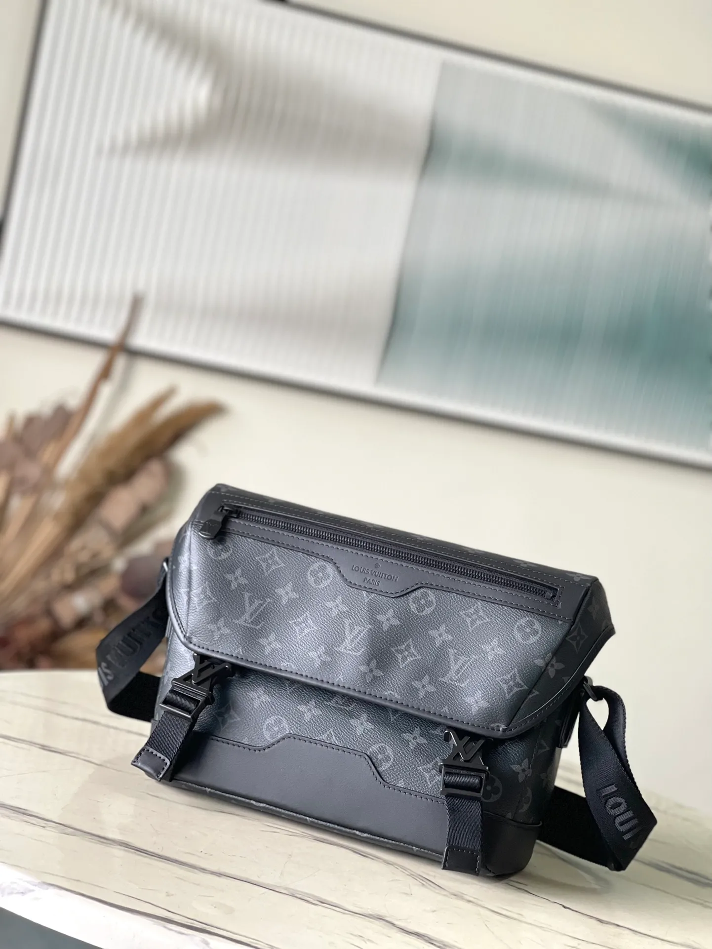 💰1080 Top Original Order M25121 Black Flower This Voyager small messenger bag is made of Monogram Shadow cow leather, inspired by retro school bags. The new LV buckle brings a convenient experience, the adjustable shoulder strap allows for comfortable carrying, and there is ample space to store tablets, chargers, notepads and other daily needs. Dimensions: 33 × 22.5 × 11 cm
