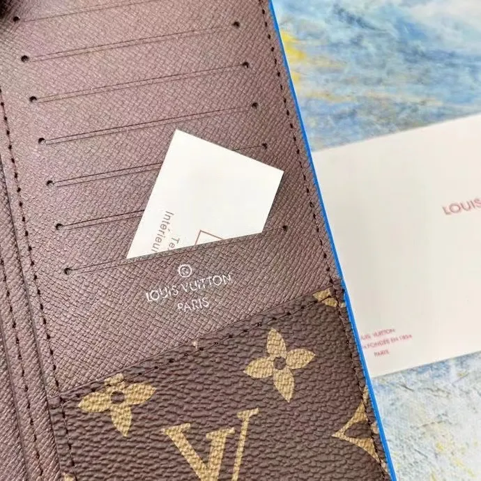 P130💰This style of suit clip M82790 splicing 62665 new style, Monogram canvas and iconic Monogram pattern lining. The vertical Louis Vuitton logo is embellished on it, and the card slot and banknote compartment provide ample space.