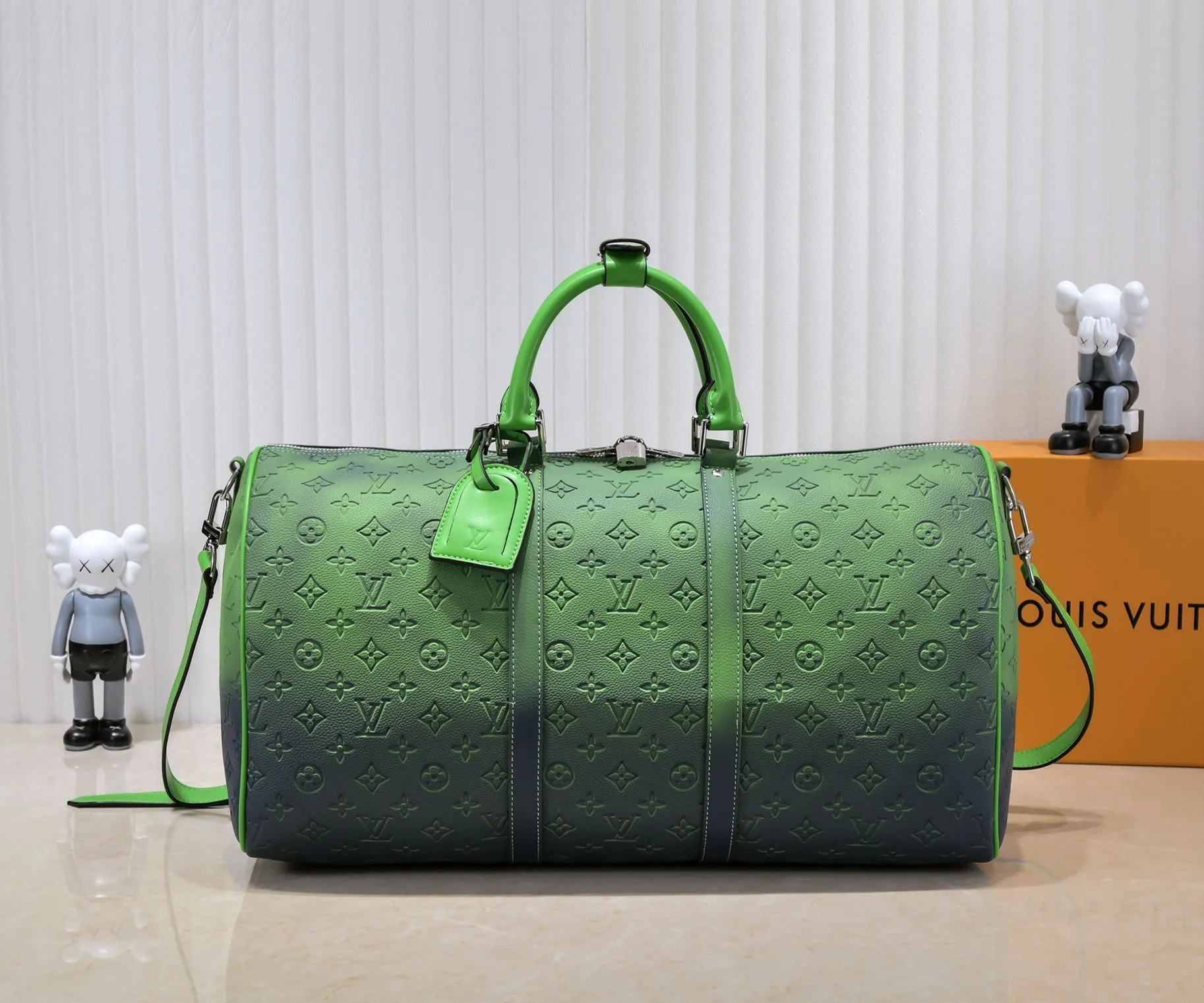 Batch 460💰Louis Vuitton launched the Keepall soft travel bag series in the 1930s. This time, it was transformed into a sophisticated design by Virgil Abloh, bursting with bright colors and high energy. The fluorescent hue of Taurillon Illusion leather gives the classic Monogram embossing a new twist. Detailed features Model number 59712 41416 50 x 29 x 23 cm (length x height x width) Taurillon leather Textile lining Cow leather trim Metal hardware Zip closure Internal zip pocket Generous capacity Removable name tag Handles: Double handles