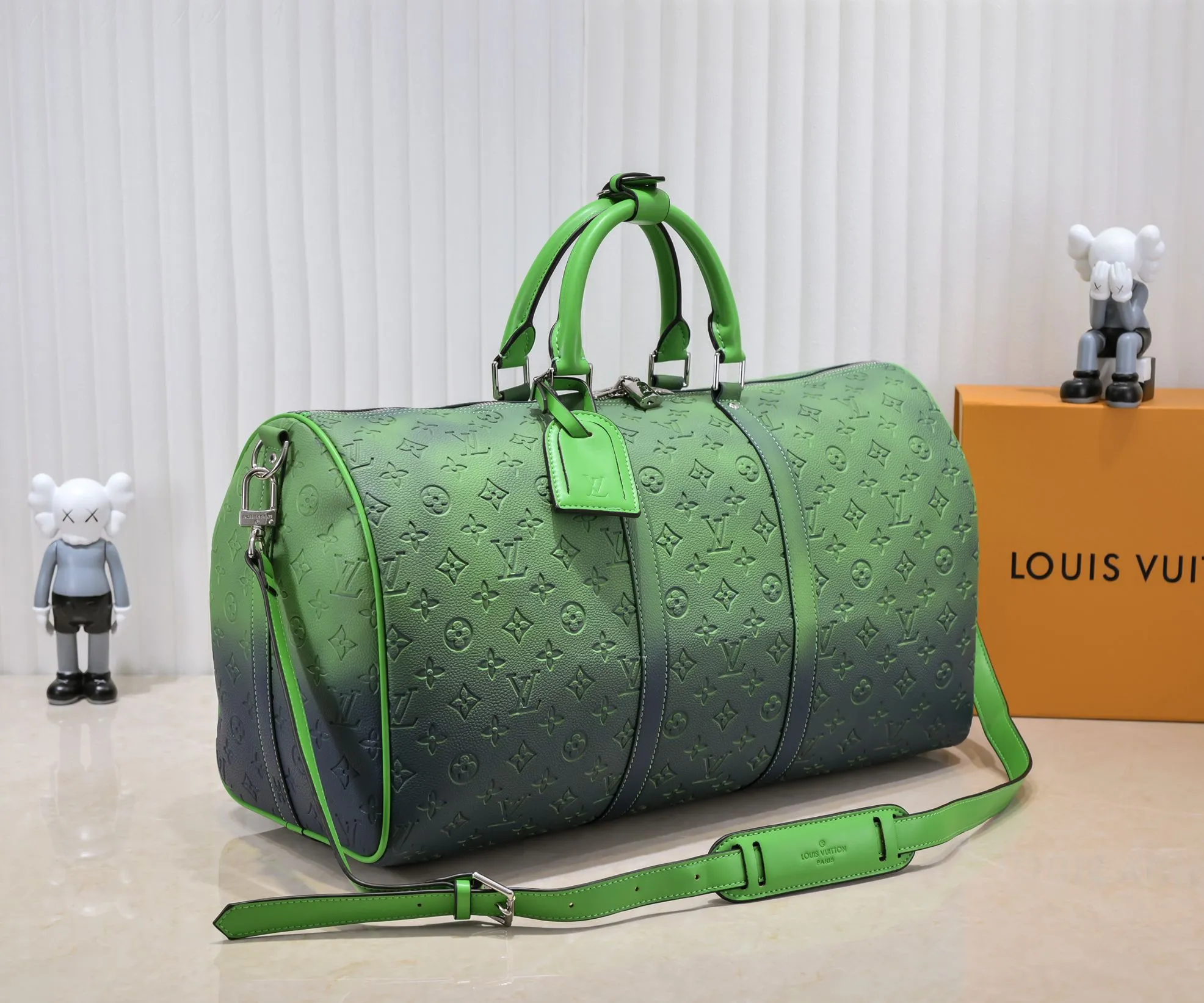 Batch 460💰Louis Vuitton launched the Keepall soft travel bag series in the 1930s. This time, it was transformed into a sophisticated design by Virgil Abloh, bursting with bright colors and high energy. The fluorescent hue of Taurillon Illusion leather gives the classic Monogram embossing a new twist. Detailed features Model number 59712 41416 50 x 29 x 23 cm (length x height x width) Taurillon leather Textile lining Cow leather trim Metal hardware Zip closure Internal zip pocket Generous capacity Removable name tag Handles: Double handles