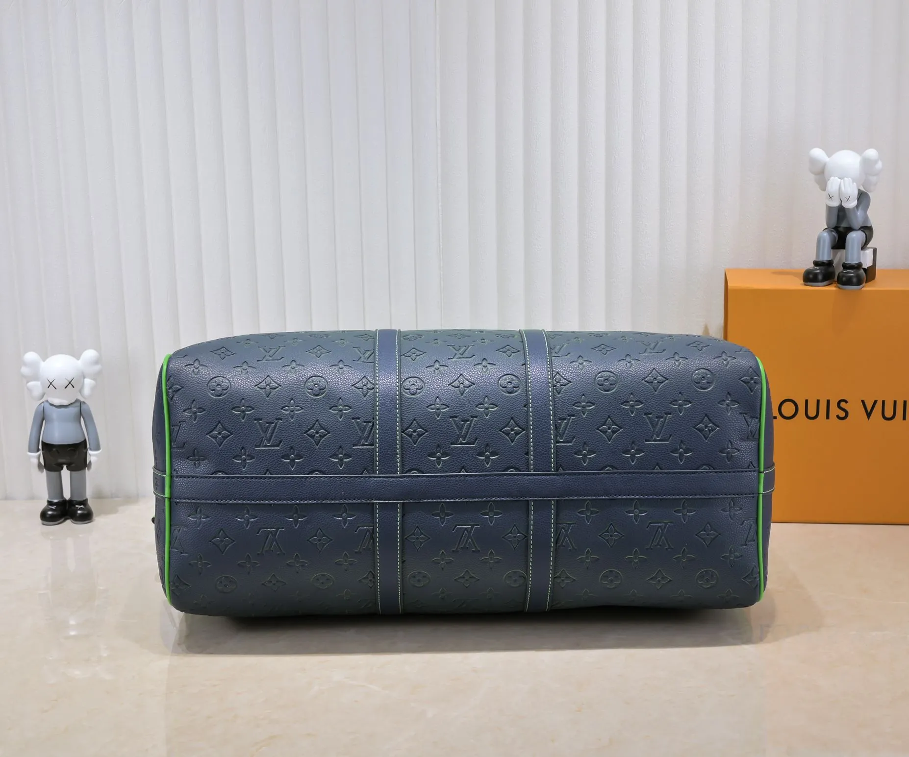 Batch 460💰Louis Vuitton launched the Keepall soft travel bag series in the 1930s. This time, it was transformed into a sophisticated design by Virgil Abloh, bursting with bright colors and high energy. The fluorescent hue of Taurillon Illusion leather gives the classic Monogram embossing a new twist. Detailed features Model number 59712 41416 50 x 29 x 23 cm (length x height x width) Taurillon leather Textile lining Cow leather trim Metal hardware Zip closure Internal zip pocket Generous capacity Removable name tag Handles: Double handles