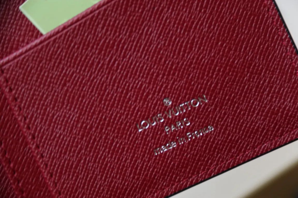 M30980 BRAZZA WALLET💰360 This Brazza wallet has the rich texture of Taïga leather, and uses inlays to express Louis Vuitton's traditional V logo. The ample space is equipped with multiple card slots and compartments to store all your daily needs. 10 x 19 x 2 cm