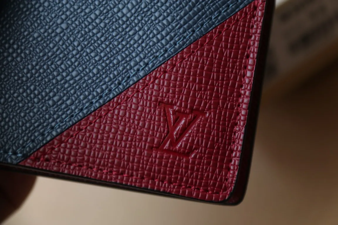 M30980 BRAZZA WALLET💰360 This Brazza wallet has the rich texture of Taïga leather, and uses inlays to express Louis Vuitton's traditional V logo. The ample space is equipped with multiple card slots and compartments to store all your daily needs. 10 x 19 x 2 cm