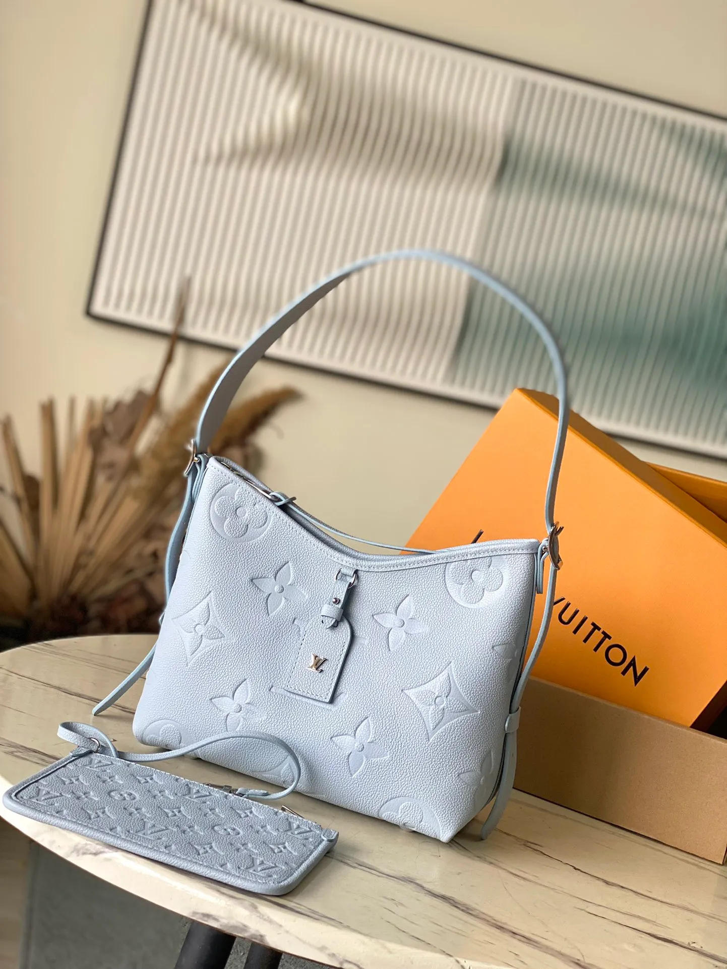 💰1080 (top layer leather) top quality original M46673 This small CarryAll handbag is made of Monogram Empreinte leather, with a soft and close-fitting structure that reveals a bright style. Gradient watercolor-style V letters and Monogram flowers add colorful details, and the detachable and adjustable shoulder strap allows for comfortable shoulder carrying. Dimensions: 29.5 × 24 × 12 cm