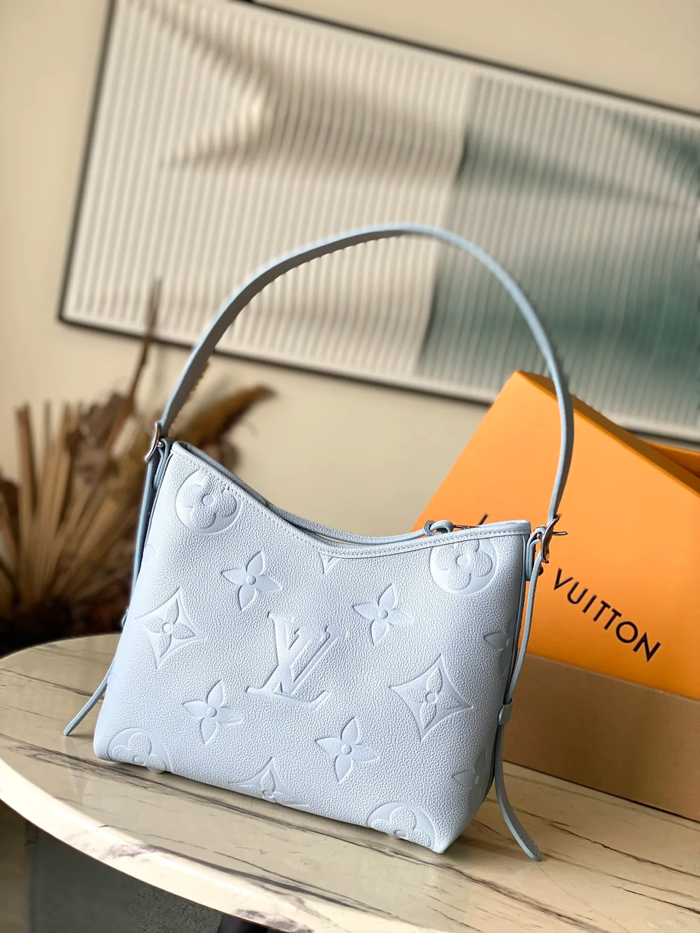 💰1080 (top layer leather) top quality original M46673 This small CarryAll handbag is made of Monogram Empreinte leather, with a soft and close-fitting structure that reveals a bright style. Gradient watercolor-style V letters and Monogram flowers add colorful details, and the detachable and adjustable shoulder strap allows for comfortable shoulder carrying. Dimensions: 29.5 × 24 × 12 cm