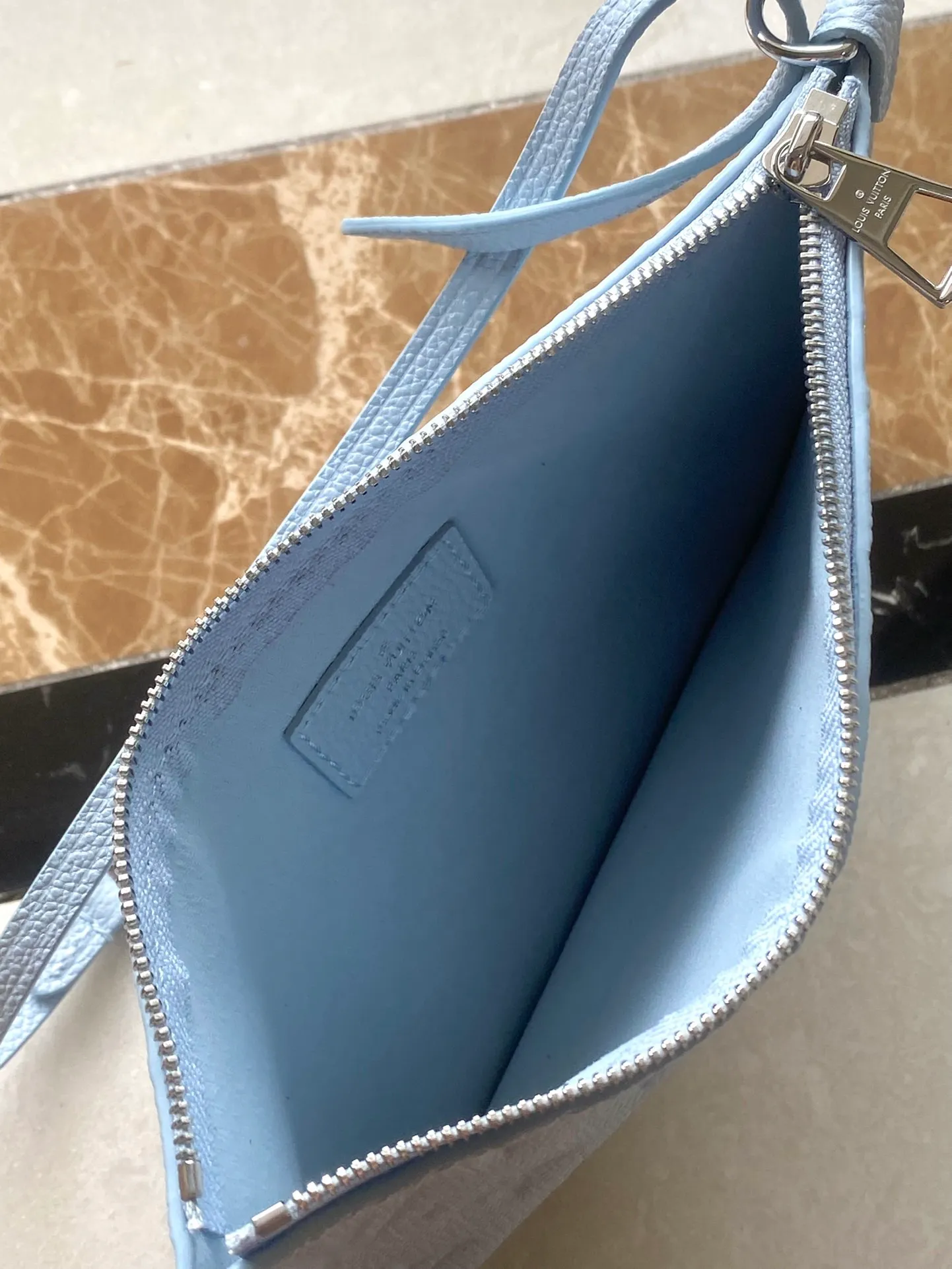 💰1080 (top layer leather) top quality original M46673 This small CarryAll handbag is made of Monogram Empreinte leather, with a soft and close-fitting structure that reveals a bright style. Gradient watercolor-style V letters and Monogram flowers add colorful details, and the detachable and adjustable shoulder strap allows for comfortable shoulder carrying. Dimensions: 29.5 × 24 × 12 cm