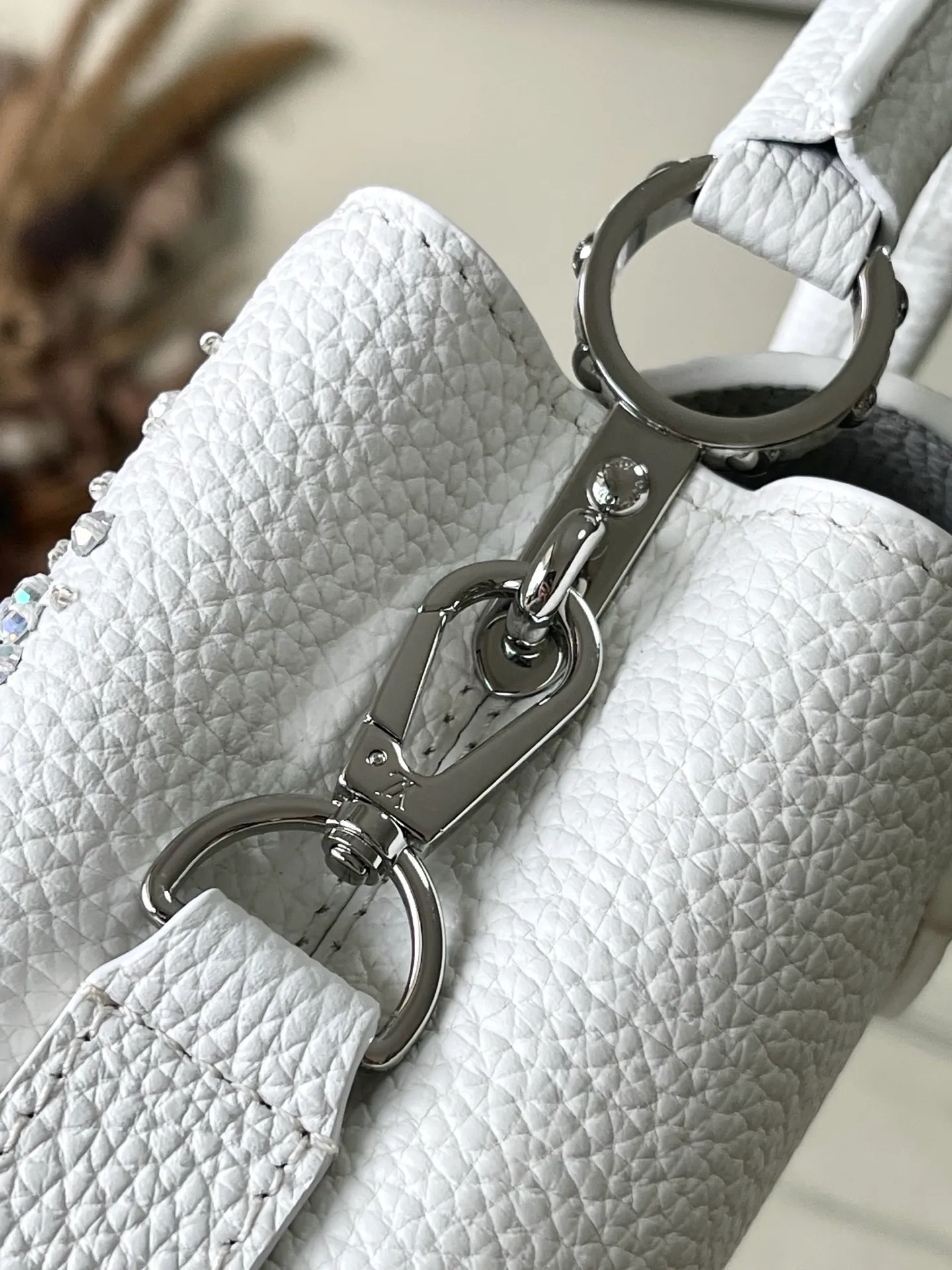 💰2700 "Special Grade Original Leather" M25934 White Mini As part of the "Extraordinary Series", this Capni mini bag has been redesigned with exquisite embroidery technology. It's made from calfskin and embellished with shimmering sequins in a romantic floral pattern and finished with gold-toned hardware. The backpack design provides a separated interior space and features the iconic LV initials as a tribute to the brand's exquisite craftsmanship. Dimensions: 21 x 13.6 x 8cm