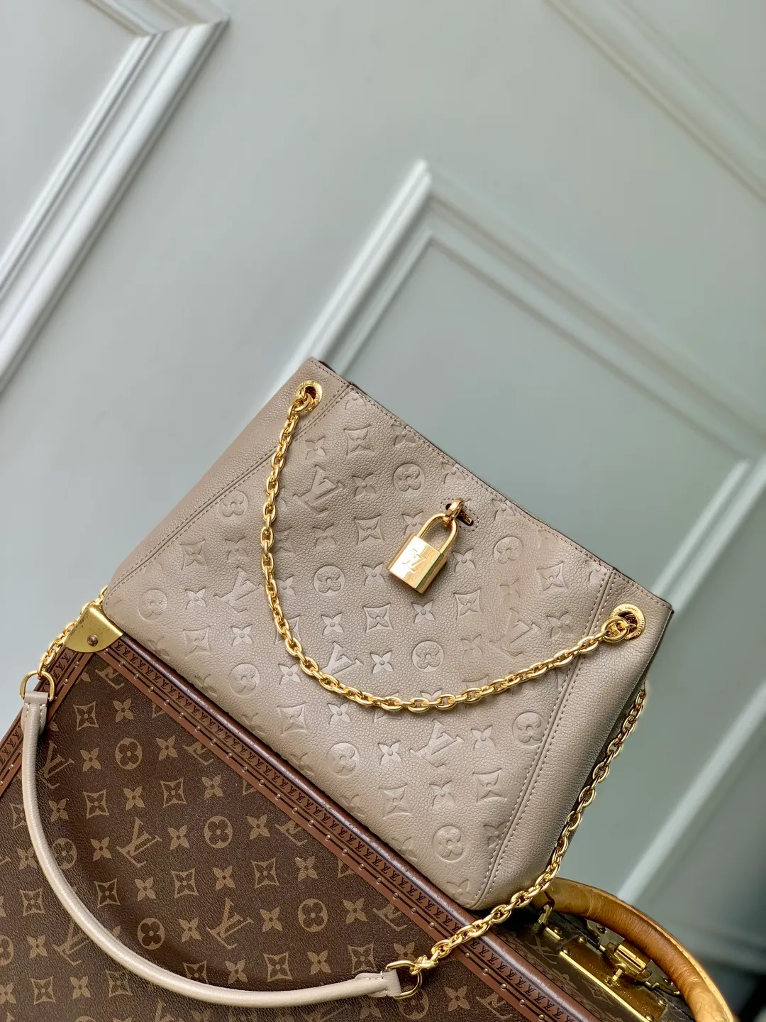 💰1140 (top layer leather) top original single M14414 gray This Anytime PM is taken from the Promenade handbag launched by the brand in 1988. It is an exquisite handbag suitable for day and night. The design is made of Monogram Empreinte leather and is embellished with the classic LV padlock, which can be buckled on the chain strap, giving it a modern feel. The bag is spacious enough to store daily essentials and can be carried in a variety of ways. 34 x 20 x 13 cm (length x height x width)