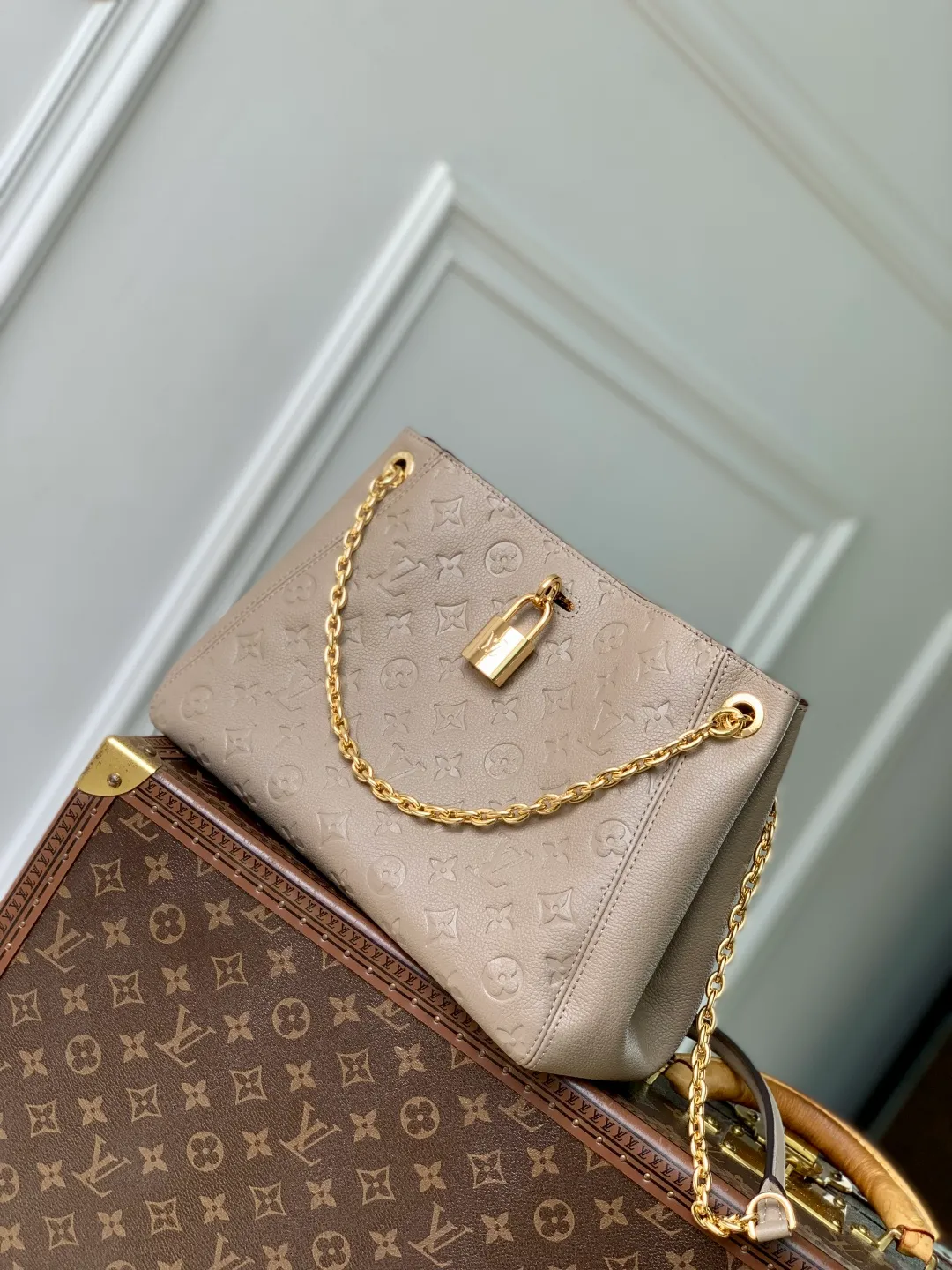 💰1140 (top layer leather) top original single M14414 gray This Anytime PM is taken from the Promenade handbag launched by the brand in 1988. It is an exquisite handbag suitable for day and night. The design is made of Monogram Empreinte leather and is embellished with the classic LV padlock, which can be buckled on the chain strap, giving it a modern feel. The bag is spacious enough to store daily essentials and can be carried in a variety of ways. 34 x 20 x 13 cm (length x height x width)
