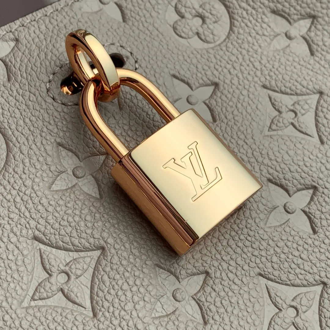 💰1140 (top layer leather) top original single M14414 gray This Anytime PM is taken from the Promenade handbag launched by the brand in 1988. It is an exquisite handbag suitable for day and night. The design is made of Monogram Empreinte leather and is embellished with the classic LV padlock, which can be buckled on the chain strap, giving it a modern feel. The bag is spacious enough to store daily essentials and can be carried in a variety of ways. 34 x 20 x 13 cm (length x height x width)