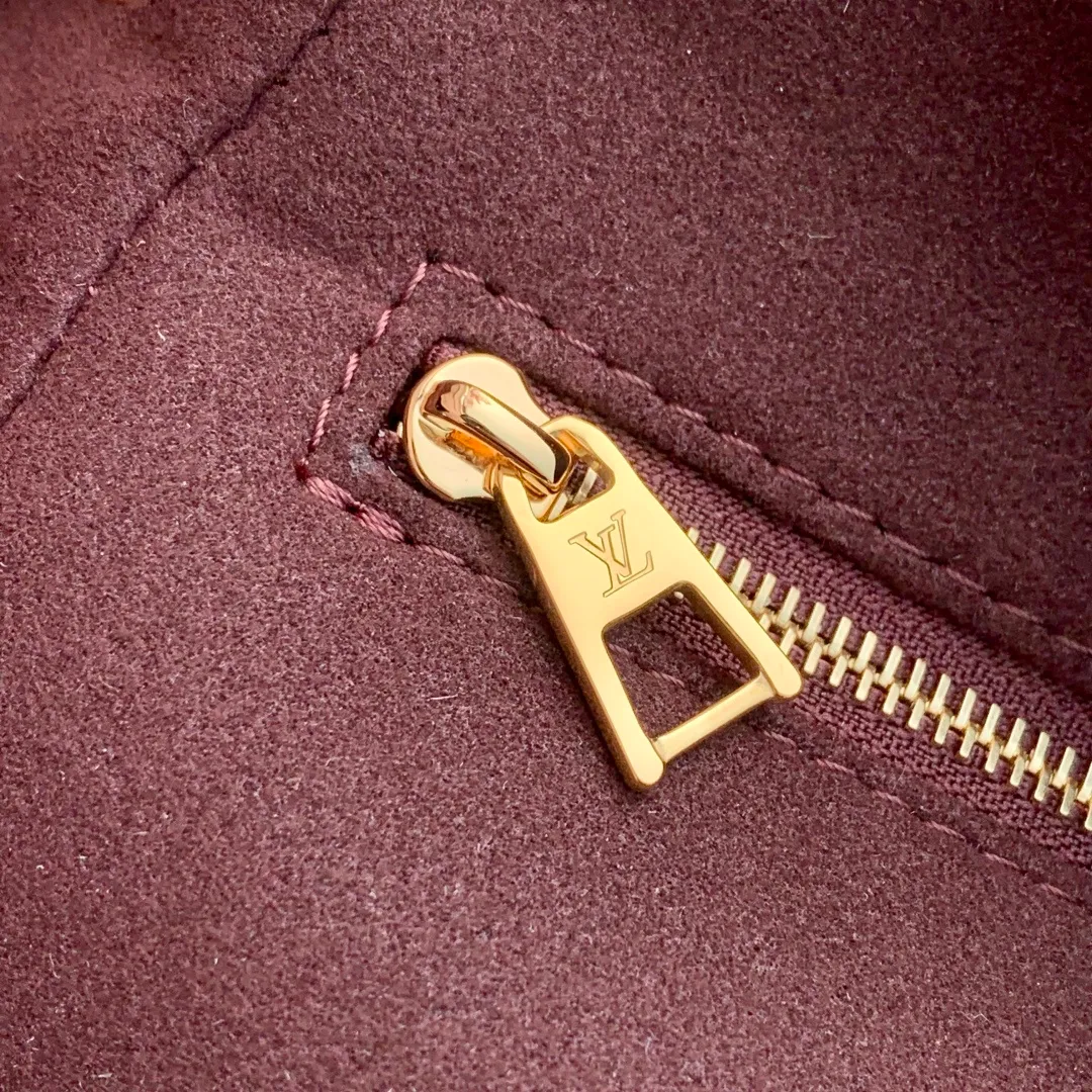 💰1140 (top layer leather) top original single M14414 gray This Anytime PM is taken from the Promenade handbag launched by the brand in 1988. It is an exquisite handbag suitable for day and night. The design is made of Monogram Empreinte leather and is embellished with the classic LV padlock, which can be buckled on the chain strap, giving it a modern feel. The bag is spacious enough to store daily essentials and can be carried in a variety of ways. 34 x 20 x 13 cm (length x height x width)