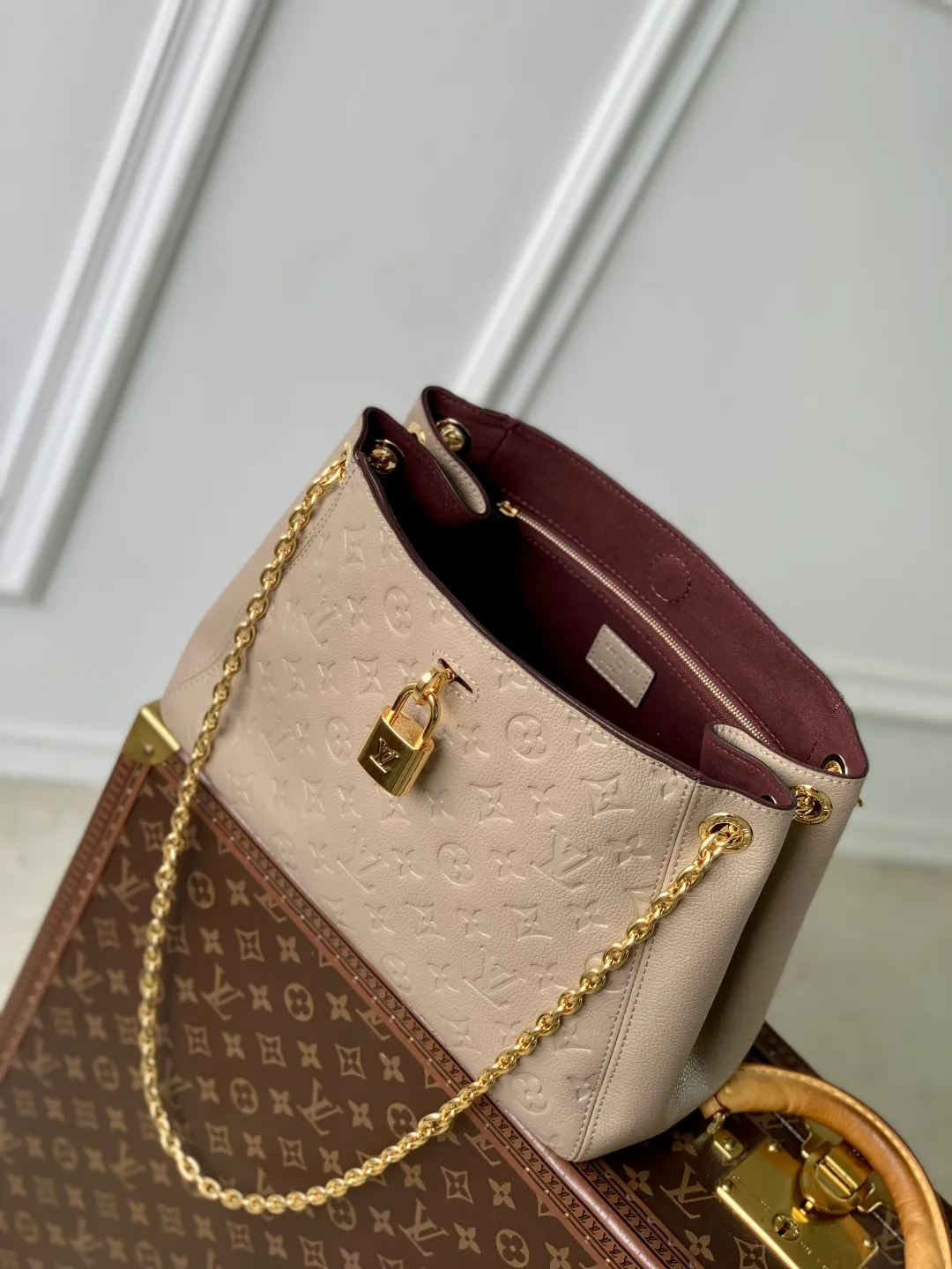 💰1140 (top layer leather) top original single M14414 gray This Anytime PM is taken from the Promenade handbag launched by the brand in 1988. It is an exquisite handbag suitable for day and night. The design is made of Monogram Empreinte leather and is embellished with the classic LV padlock, which can be buckled on the chain strap, giving it a modern feel. The bag is spacious enough to store daily essentials and can be carried in a variety of ways. 34 x 20 x 13 cm (length x height x width)