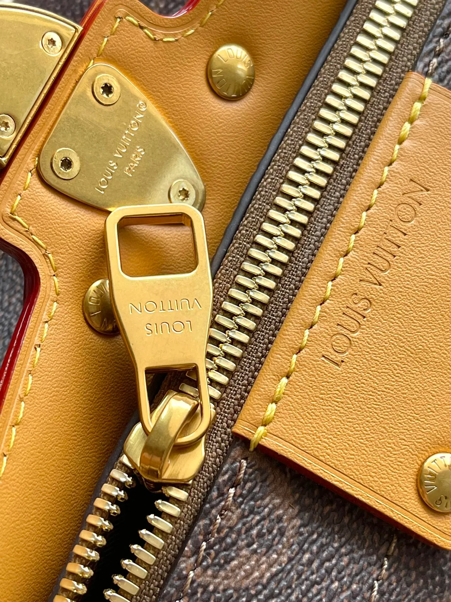 💰1400 (Steel Hardware) Top Original Order M11536 Presbyopia This Soul Trunk East West handbag is made of Monogram Dust canvas, with reinforced metal corners to show Pharrell Wiliams' respect for the brand's traditional hard box. Magnetic closure provides easy access to the main compartment, while removable leather handles and a removable and adjustable shoulder strap allow for hand, shoulder or cross-body wear. Dimensions: 29 × 17.5 × 10 cm