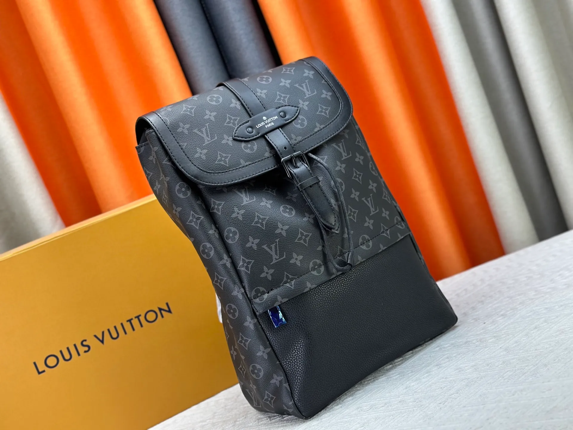 P360 M45913 The new Saumur backpack gives a modern touch to Louis Vuitton’s classic piece, the equestrian-style Saumur handbag born in 1986. The understated Monogram Eclipse canvas is paired with leather details inspired by the brand's heritage, including buckled shoulder straps with hidden magnetic closures. Equipped with a spacious main compartment and a unique notebook pocket, it is versatile and a perfect companion for daily travel. Dimensions: 27.0 x 42.0 x 13.0 cm (length x height x width)-7