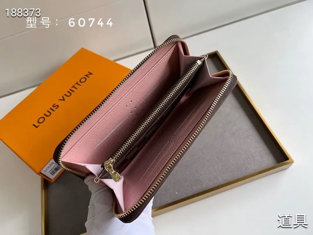 P100💰💎The original LV Clemence wallet is small and compact but has ample capacity. It is made of exquisite and durable Monogram canvas material. Bright color lining and leather zippers show off the playful charm of women. Model: 60744/60742. Size: 19.5×9×1.5cm