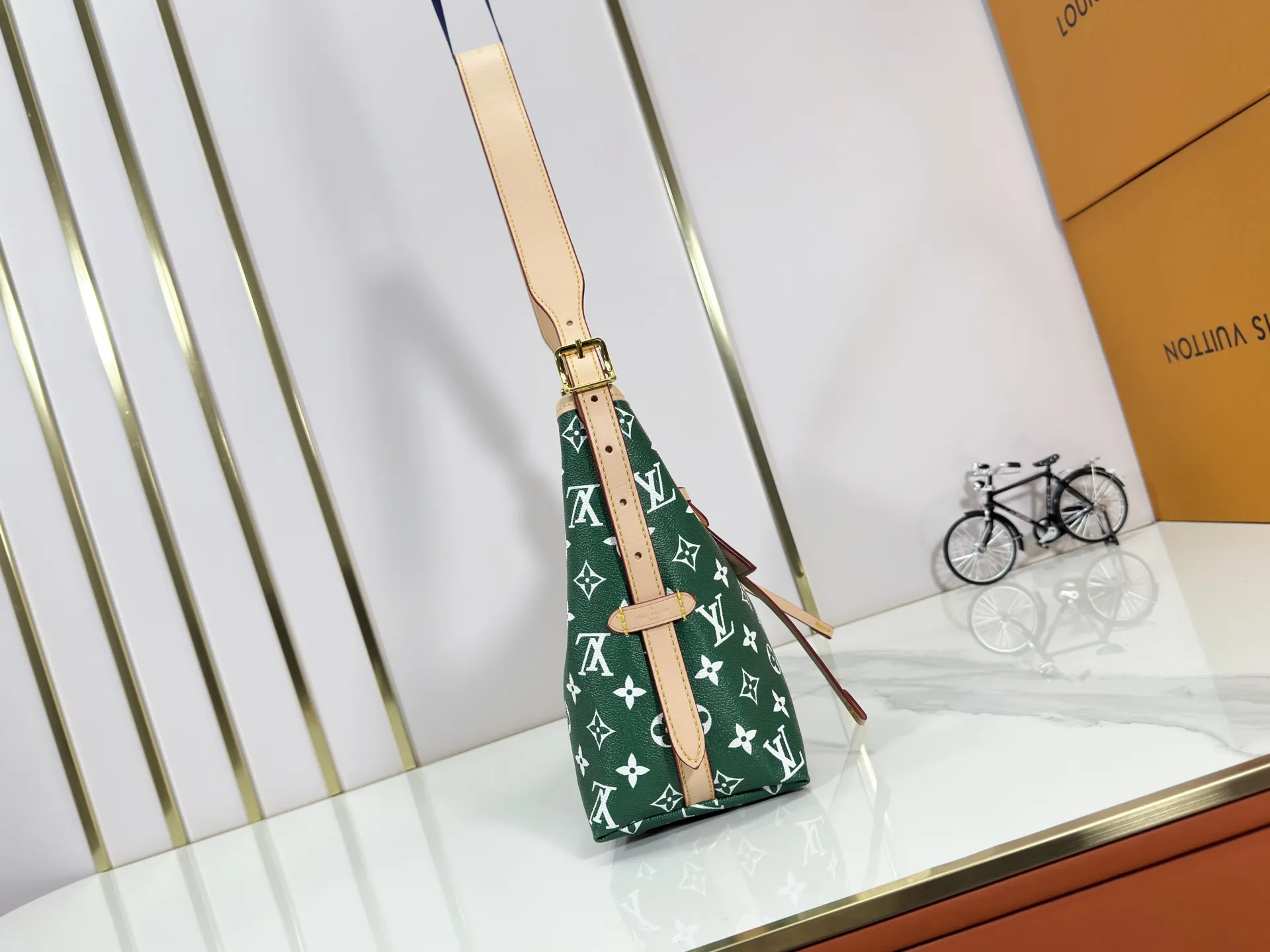 P280 upgraded original M24861 M25143 M46203 M46197 Colorful, legendary CarryAll medium handbag, with Monogram canvas and leather trimming to create a body-fitting design. There's a zipped pocket inside the ample space, and a detachable zipped clutch adds a functional element, with a buckle-adjustable handle. Small size: 29 x 24 x 12 cm,