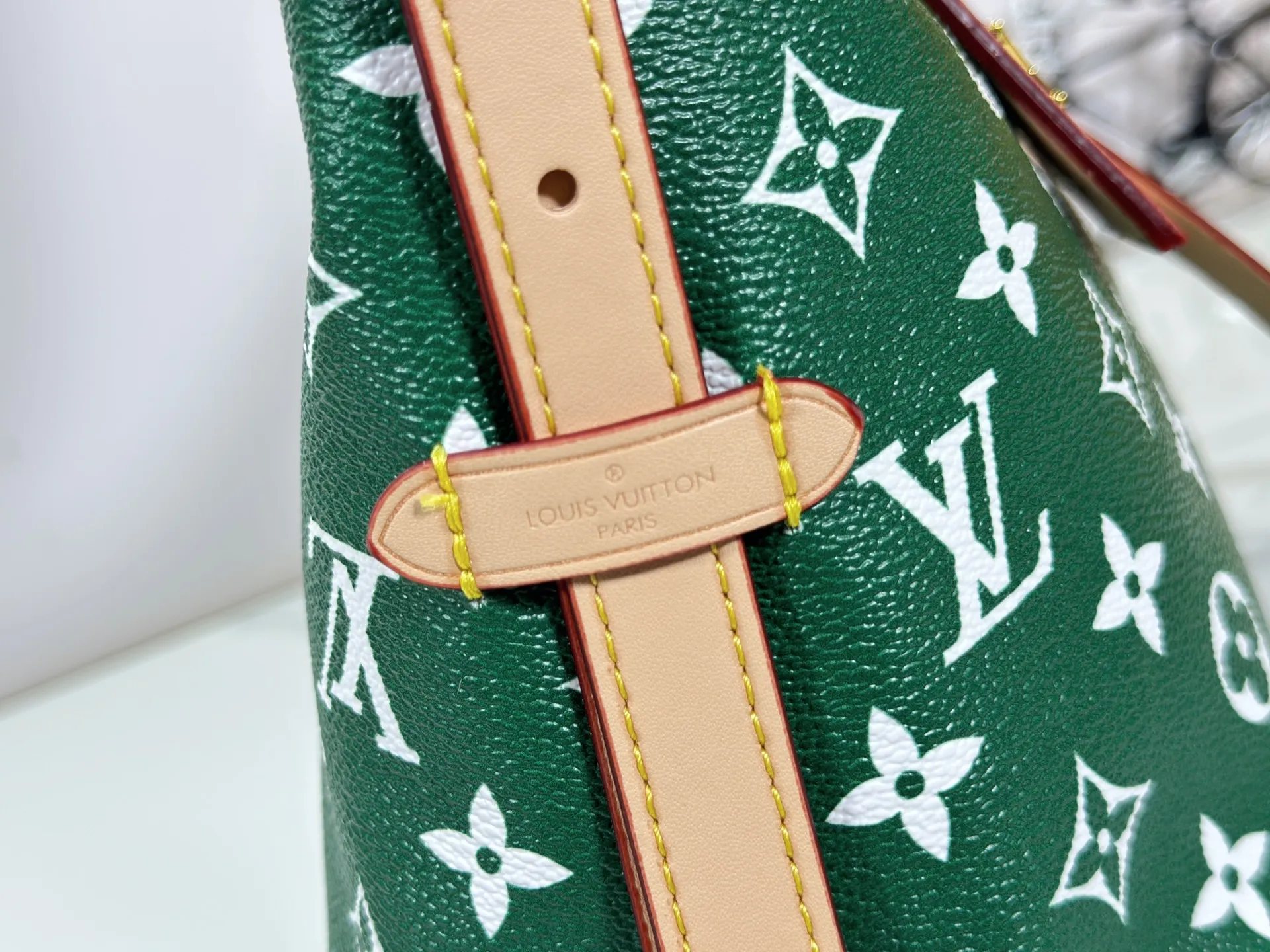 P280 upgraded original M24861 M25143 M46203 M46197 Colorful, legendary CarryAll medium handbag, with Monogram canvas and leather trimming to create a body-fitting design. There's a zipped pocket inside the ample space, and a detachable zipped clutch adds a functional element, with a buckle-adjustable handle. Small size: 29 x 24 x 12 cm,