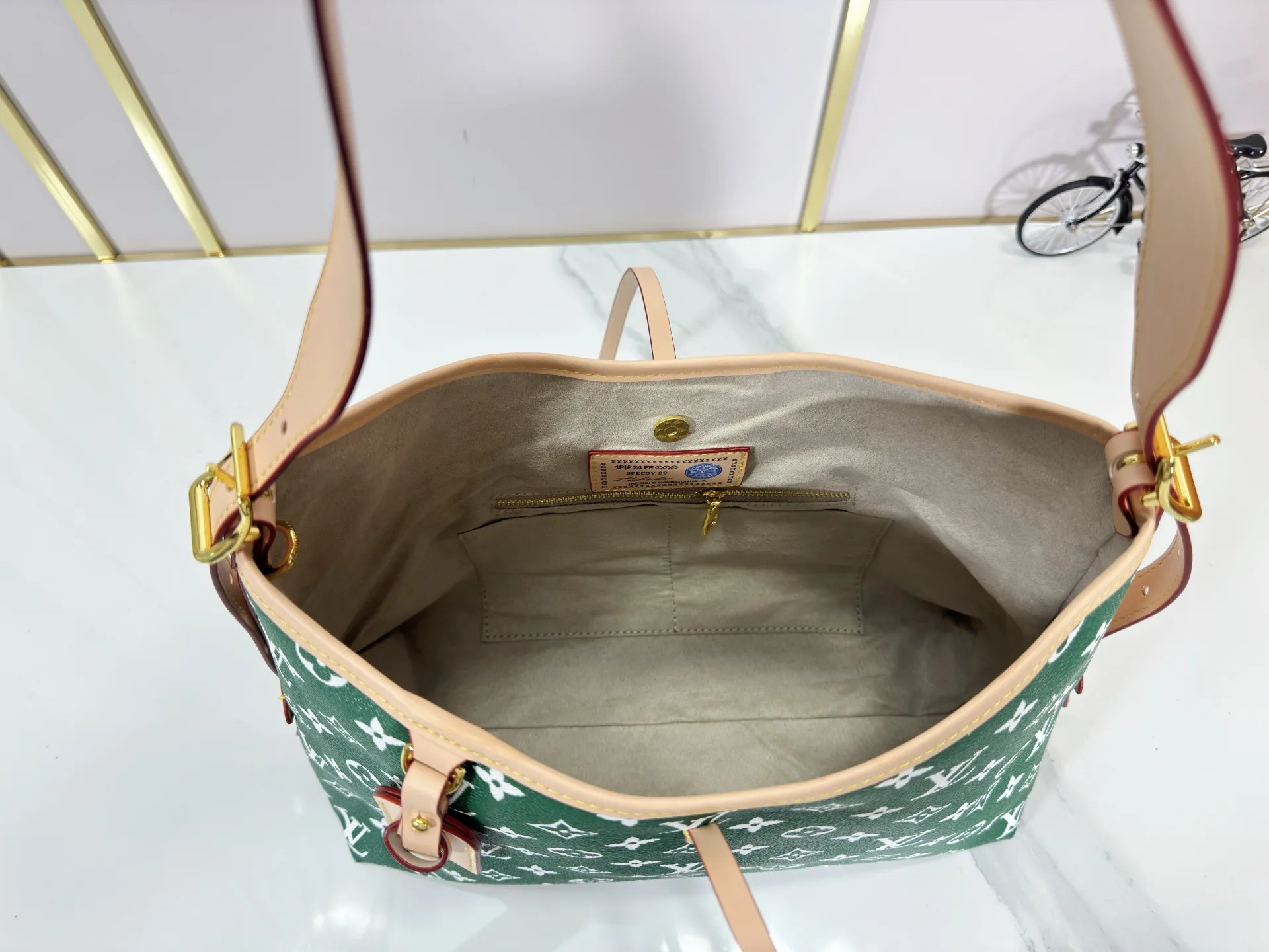 P280 upgraded original M24861 M25143 M46203 M46197 Colorful, legendary CarryAll medium handbag, with Monogram canvas and leather trimming to create a body-fitting design. There's a zipped pocket inside the ample space, and a detachable zipped clutch adds a functional element, with a buckle-adjustable handle. Small size: 29 x 24 x 12 cm,