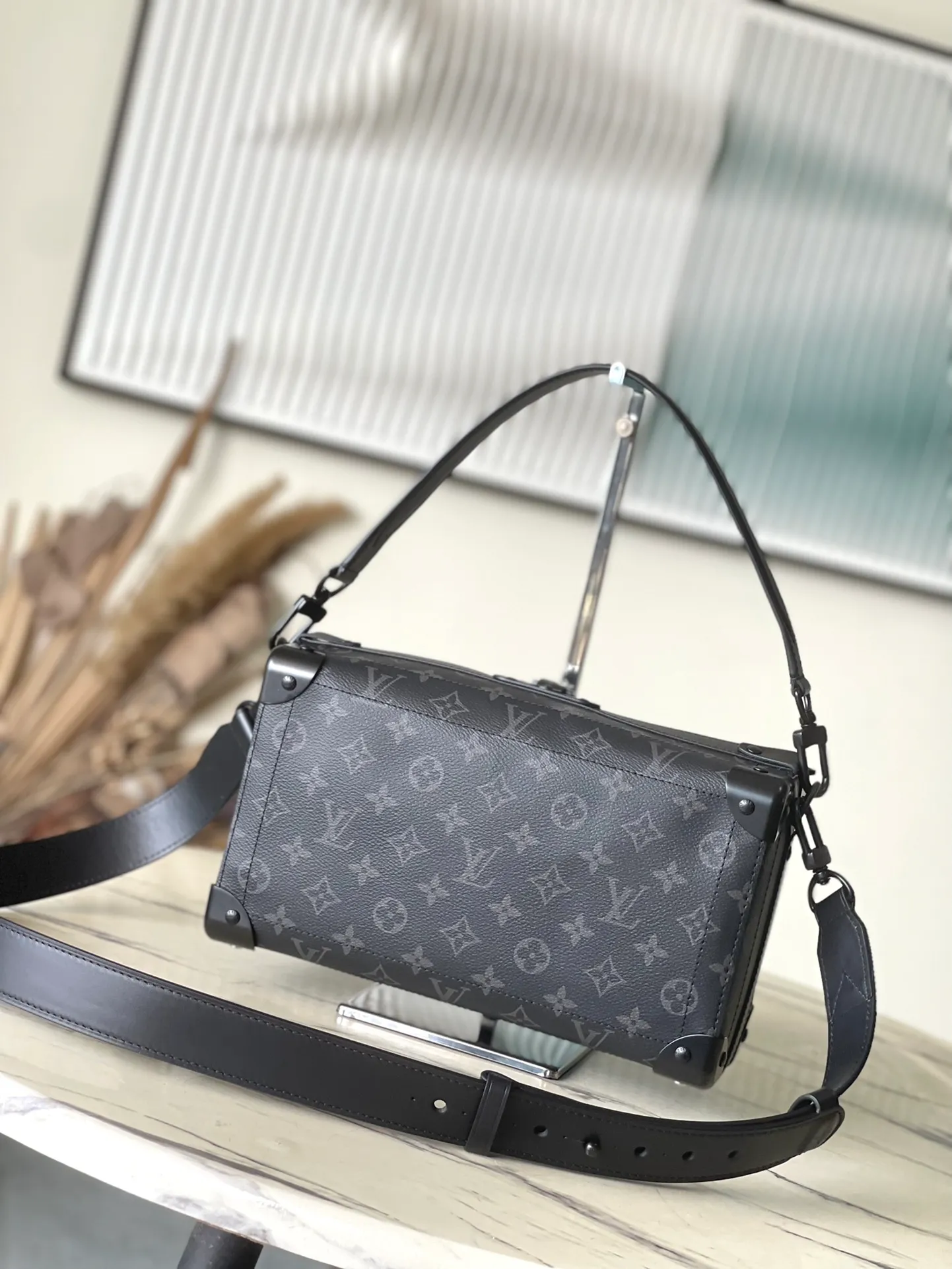 💰1400 Top Original Order M11744 Black Flower This Soul Trunk East West handbag is made of Monogram Dust canvas, with reinforced metal corners to show Pharrell Wiliams' respect for the brand's traditional hard trunk. Magnetic closure provides easy access to the main compartment, while removable leather handles and a removable and adjustable shoulder strap allow for hand, shoulder or cross-body wear. Dimensions: 29 × 17.5 × 10 cm