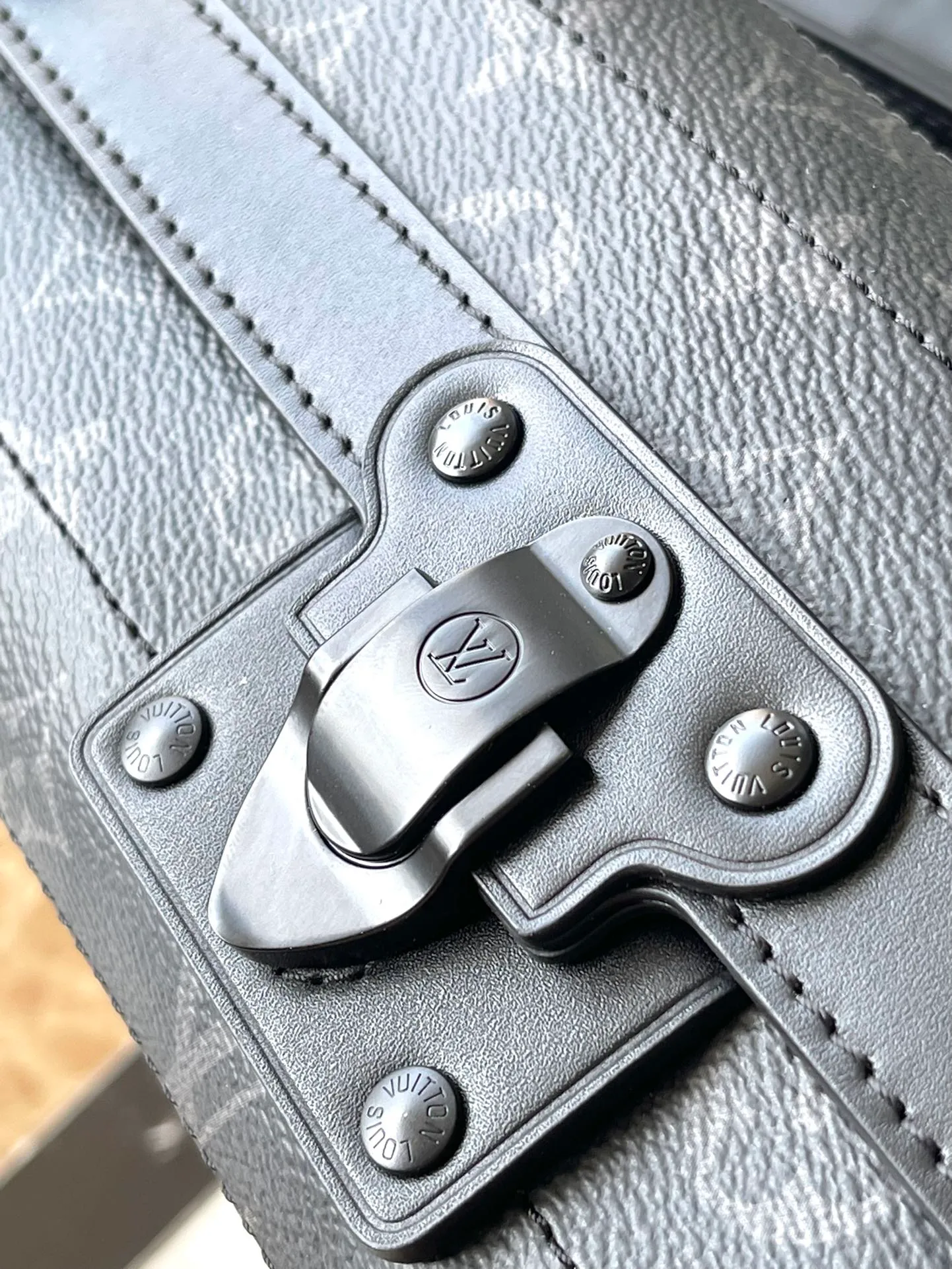 💰1400 Top Original Order M11744 Black Flower This Soul Trunk East West handbag is made of Monogram Dust canvas, with reinforced metal corners to show Pharrell Wiliams' respect for the brand's traditional hard trunk. Magnetic closure provides easy access to the main compartment, while removable leather handles and a removable and adjustable shoulder strap allow for hand, shoulder or cross-body wear. Dimensions: 29 × 17.5 × 10 cm