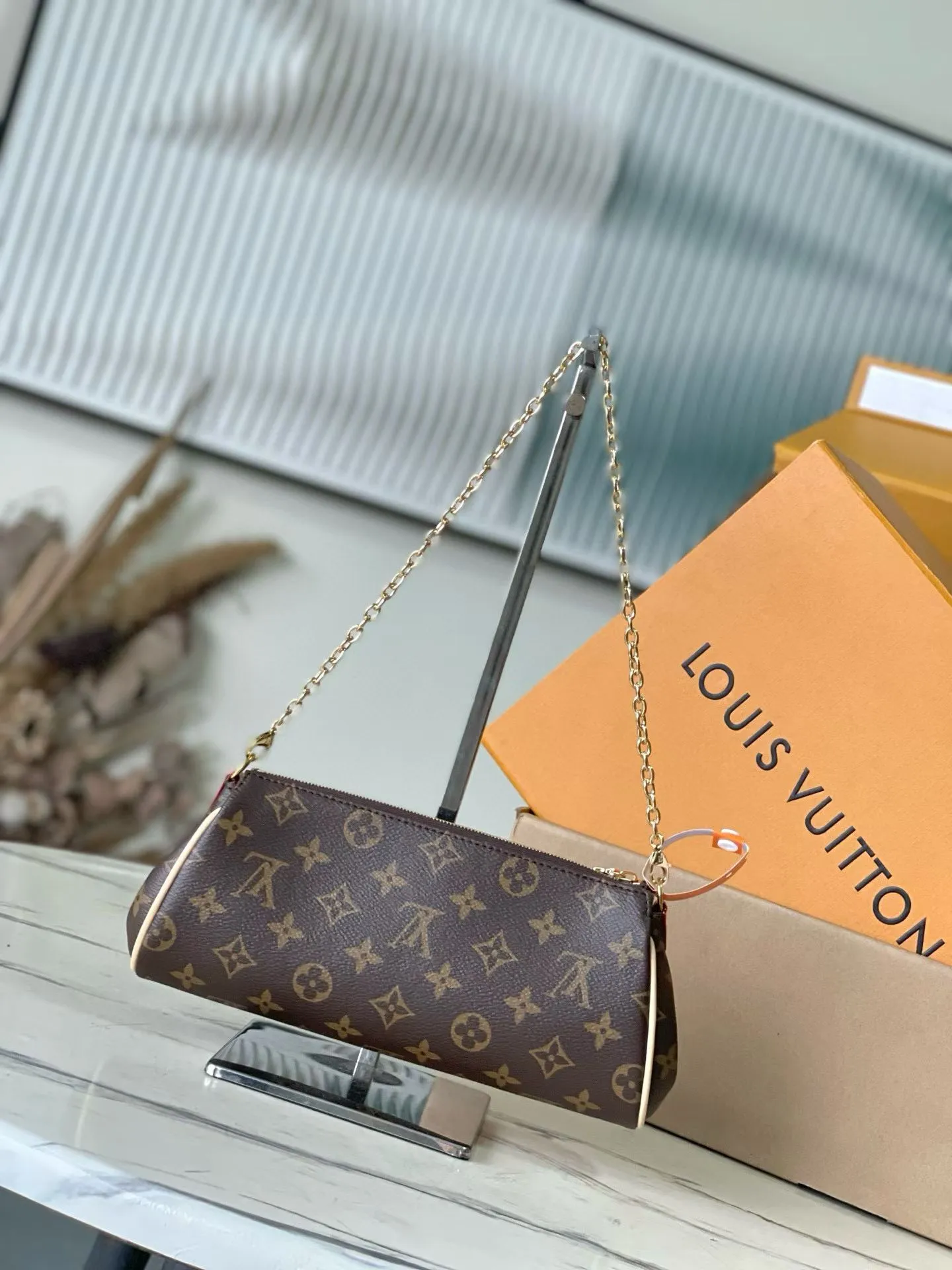 💰700 Top-quality original M13567 presbyopia This Pochette Eva handbag is made of the brand's Monogram canvas with contrasting leather trim, conveying elegance with unique touches. The engraved logo plate and detachable chain complement each other, and the shape is convenient for storing daily necessities such as a short wallet and cosmetics. 11 x 5 x 27 cm (H x W x Length).