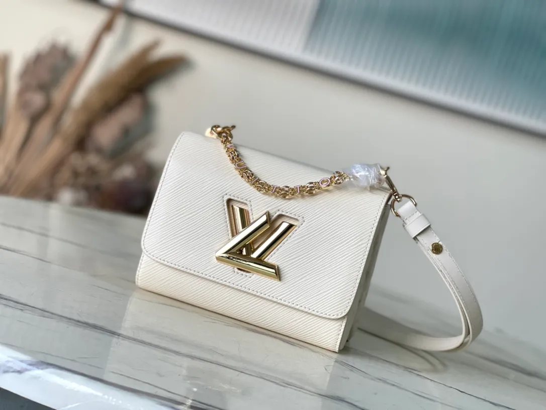 💰1160 (top layer leather) top original order M50332 off-white letters This Twist PM bag is made of Epi leather with a unique ridged texture and decorated with smooth cowhide. It features a silver LV Twist twist lock and a personalized two-tone lettered chain for a refined style. The well-organized interior features multiple pockets, including a removable mirror and a zippered compartment for change or keys. Detachable smart strap adjusts for shoulder and cross-body wear. 19x 15x 9 cm