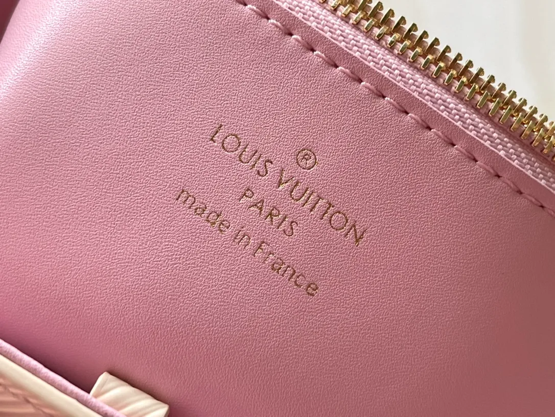 💰1160 (top layer leather) top original order M50332 off-white letters This Twist PM bag is made of Epi leather with a unique ridged texture and decorated with smooth cowhide. It features a silver LV Twist twist lock and a personalized two-tone lettered chain for a refined style. The well-organized interior features multiple pockets, including a removable mirror and a zippered compartment for change or keys. Detachable smart strap adjusts for shoulder and cross-body wear. 19x 15x 9 cm