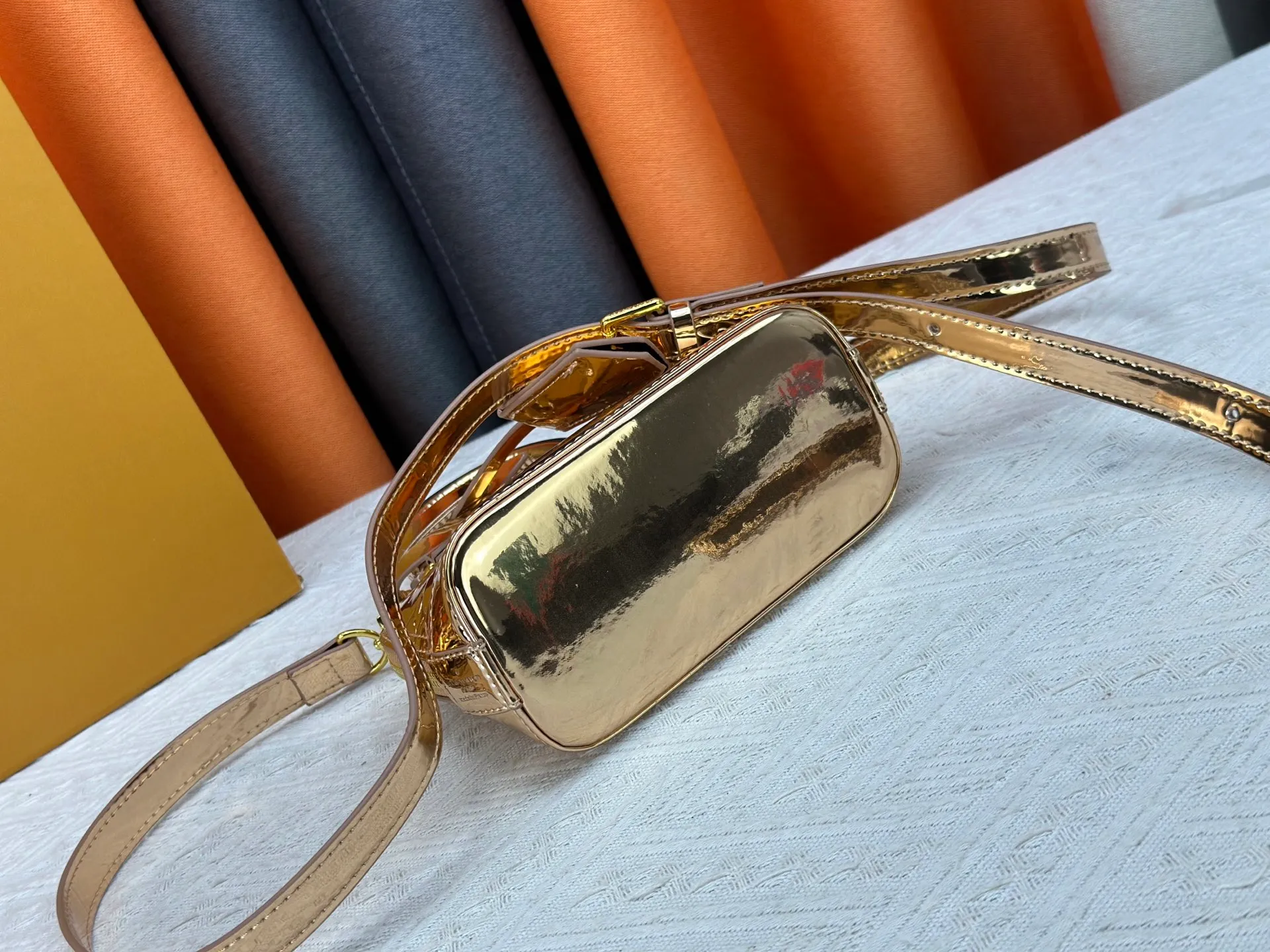 P280 M11835 M53152 82717 90611 The Alma mini handbag of the LVSki series draws inspiration from the Louis Vuitton archive hard box, rendering a new Monogram Miroir effect on the Monogram embossed coated canvas, highlighting the concept of retro futurism. Spacious interior patch pockets ensure organized storage. Size: 18x12x8cm
