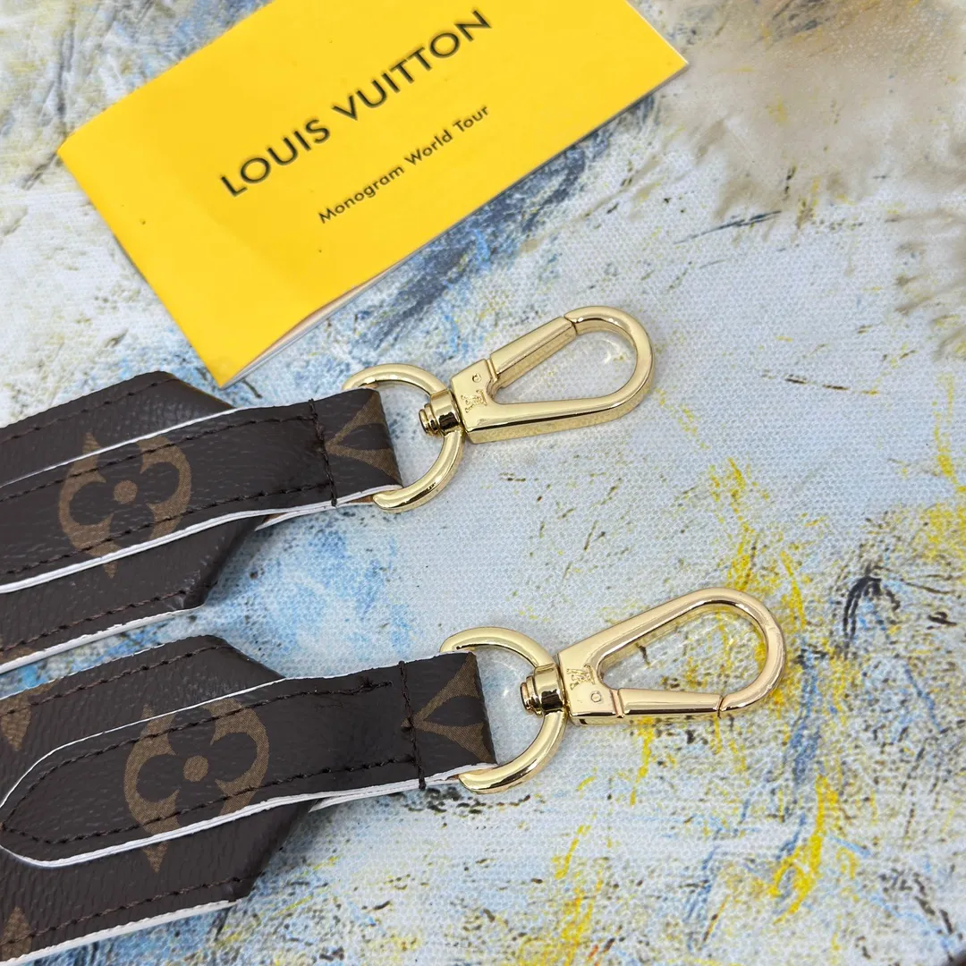 💰96 💎Top original super versatile MONOGRAM shoulder strap J02330 is made of Monogram canvas fabric and lined with stunning Rose Poudre Nappa leather. This shoulder strap is the best choice for creating a personal Louis Vuitton bag. Novel and versatile: super practical spring buckle design, easy to connect and remove. 90.0 x 4.0 x 0.2 cm (Length x Height x Width) - Monogram coated canvas - Nappa leather lining - Gold-tone hardware - 2 spring buckles - 2 Moroccan leather loops