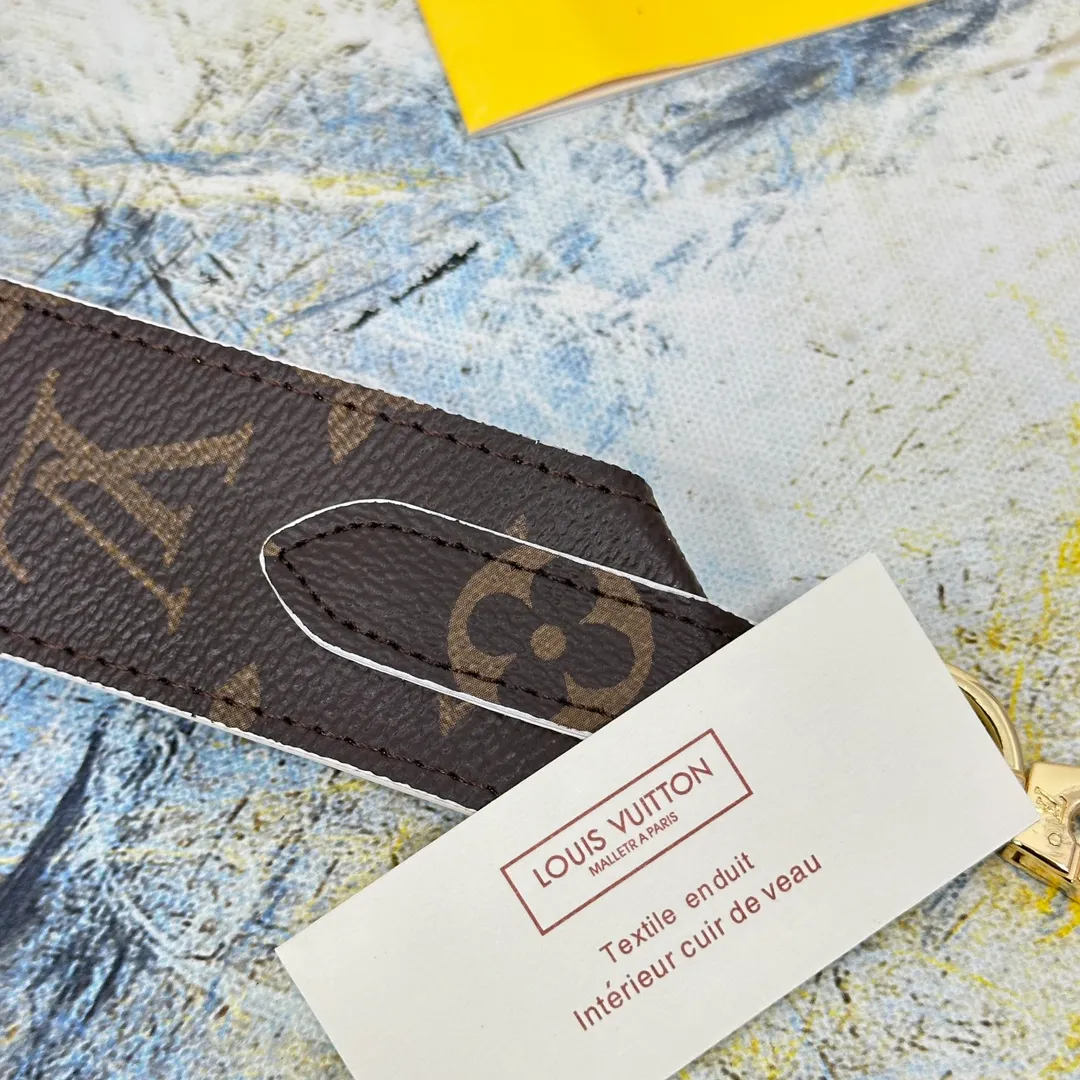 💰96 💎Top original super versatile MONOGRAM shoulder strap J02330 is made of Monogram canvas fabric and lined with stunning Rose Poudre Nappa leather. This shoulder strap is the best choice for creating a personal Louis Vuitton bag. Novel and versatile: super practical spring buckle design, easy to connect and remove. 90.0 x 4.0 x 0.2 cm (Length x Height x Width) - Monogram coated canvas - Nappa leather lining - Gold-tone hardware - 2 spring buckles - 2 Moroccan leather loops