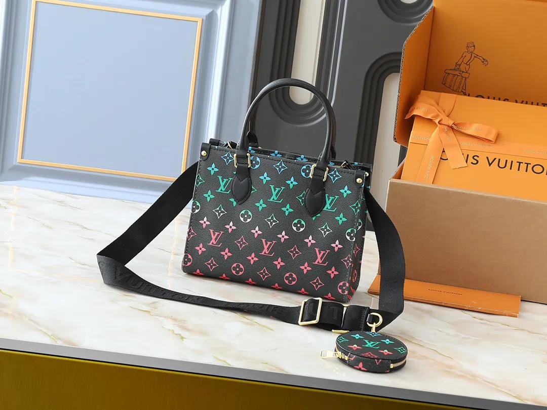 💰260💰Upgraded original version 🔥New style🔥M45659 M46373 M44571 This small OnTheGo handbag is made of Monogram and Monogram Reverse canvas, with the Monogram Giant pattern embellished on it. The Toron handle and the jacquard textured shoulder strap decorated with the brand's logo create a visual contrast, and the detachable coin bag is suitable for storing change or small items. It combines fashionable charm with various functions, making it a good daily companion. 25.0 x 19.0 x 11.5 cm (length x height x width)