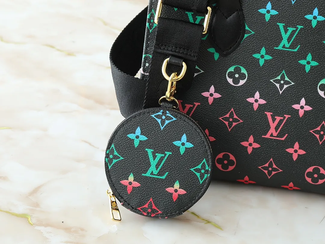 💰260💰Upgraded original version 🔥New style🔥M45659 M46373 M44571 This small OnTheGo handbag is made of Monogram and Monogram Reverse canvas, with the Monogram Giant pattern embellished on it. The Toron handle and the jacquard textured shoulder strap decorated with the brand's logo create a visual contrast, and the detachable coin bag is suitable for storing change or small items. It combines fashionable charm with various functions, making it a good daily companion. 25.0 x 19.0 x 11.5 cm (length x height x width)