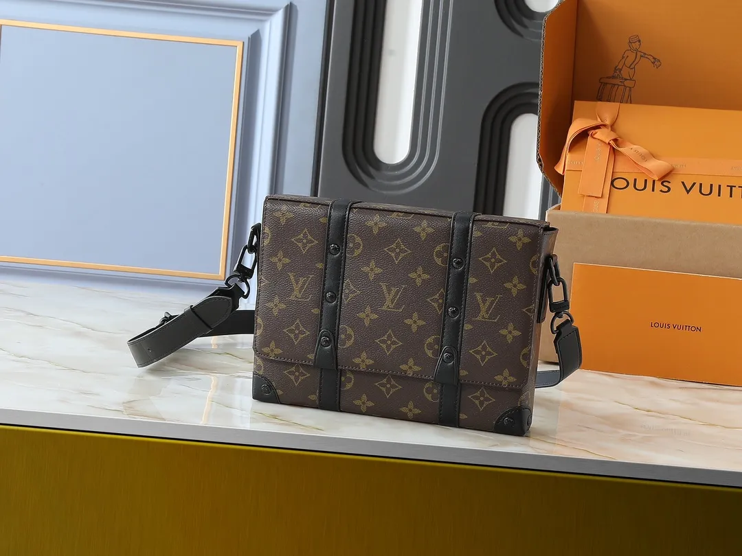 💰260💰 Upgraded from the original M57726 M45727 This compact rectangular trunk messenger bag is made of Monogram Eclipse canvas and continues the brand’s classic hard box elements such as matte black rivets and reinforced black leather corners. Removable and adjustable strap for comfortable carrying. Dimensions: 24 x 18 x 5.5 cm