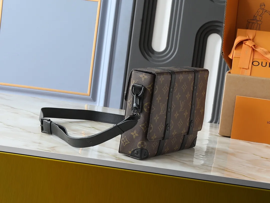 💰260💰 Upgraded from the original M57726 M45727 This compact rectangular trunk messenger bag is made of Monogram Eclipse canvas and continues the brand’s classic hard box elements such as matte black rivets and reinforced black leather corners. Removable and adjustable strap for comfortable carrying. Dimensions: 24 x 18 x 5.5 cm