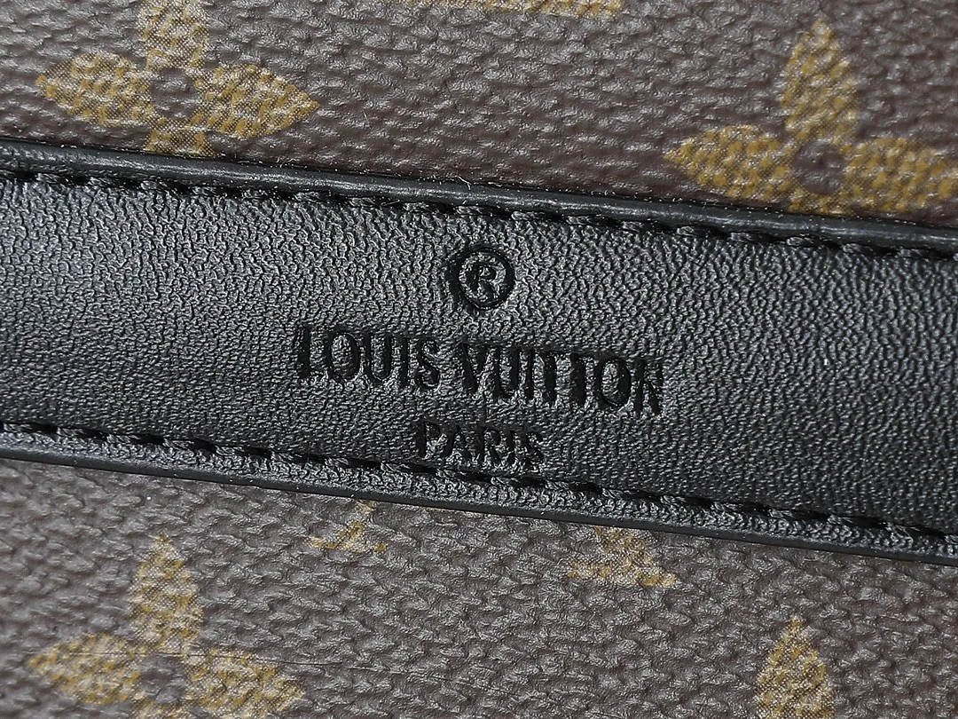 💰260💰 Upgraded from the original M57726 M45727 This compact rectangular trunk messenger bag is made of Monogram Eclipse canvas and continues the brand’s classic hard box elements such as matte black rivets and reinforced black leather corners. Removable and adjustable strap for comfortable carrying. Dimensions: 24 x 18 x 5.5 cm