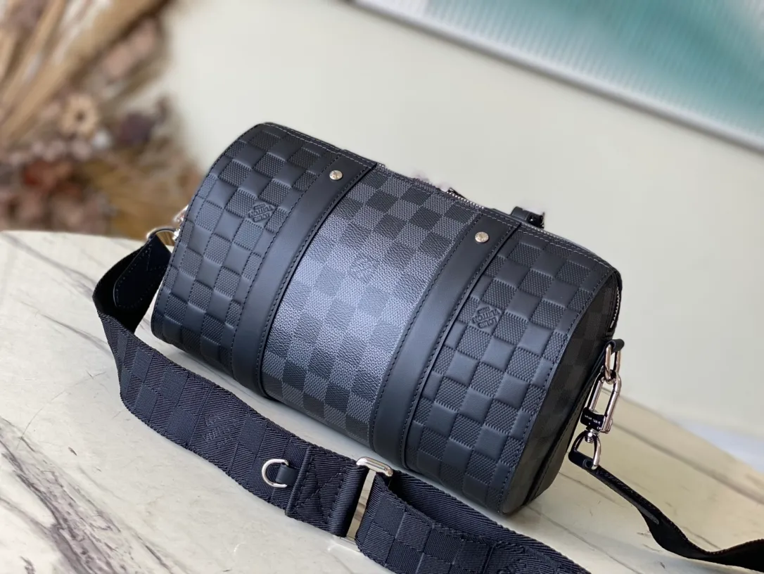 💰1060 (top-grain leather) top original order N40452 This City Keepall handbag combines Damier Infini embossed leather and Damier Graphite canvas, focusing on the simple lines of the checkerboard pattern. The Damier pattern is embellished on the wide jacquard shoulder straps, and the diagonal Paris logo is a rich detail. Dimensions: 27 x 17 x 13 cm