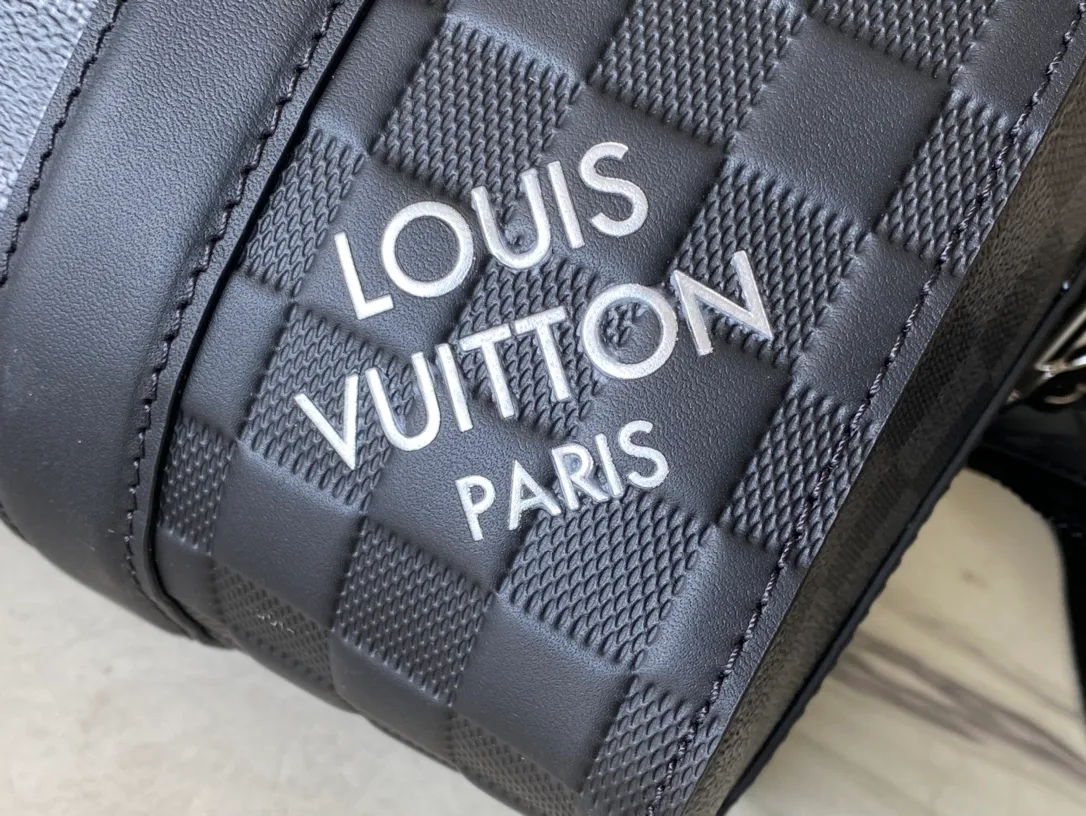 💰1060 (top-grain leather) top original order N40452 This City Keepall handbag combines Damier Infini embossed leather and Damier Graphite canvas, focusing on the simple lines of the checkerboard pattern. The Damier pattern is embellished on the wide jacquard shoulder straps, and the diagonal Paris logo is a rich detail. Dimensions: 27 x 17 x 13 cm