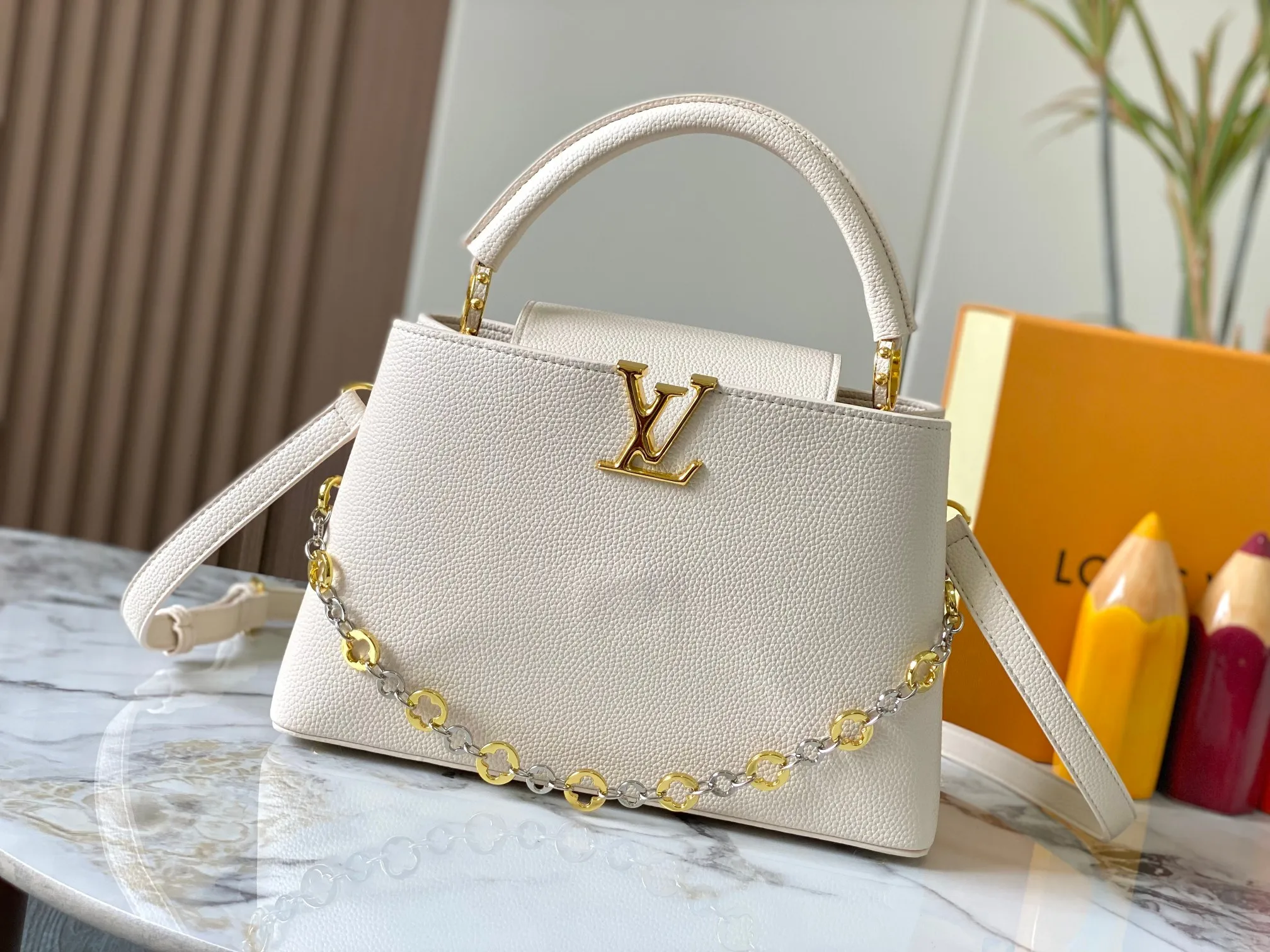 Top original P480 Guangzhou goods 🇫🇷M12938 This Capucines medium handbag is from the ChainOnYou series, using Taurillon cow leather to focus on the brand's ingenuity and sophisticated craftsmanship. The jewelry-style double-plated chain is embellished with Monogram flowers, and the rounded LV letters and metal parts add elegant touches. Whether worn cross-body, hand-carried or shoulder-carried, it can display elegant style. Size:31.5×20×11cm